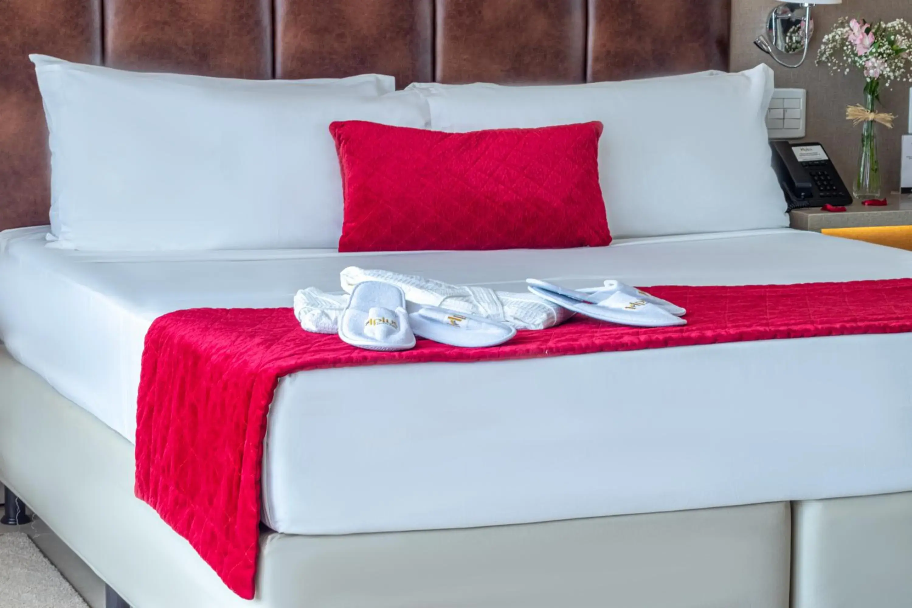 Bedroom, Bed in Hplus Premium Palmas Bedroom, Bed in Hplus Premium Palmas