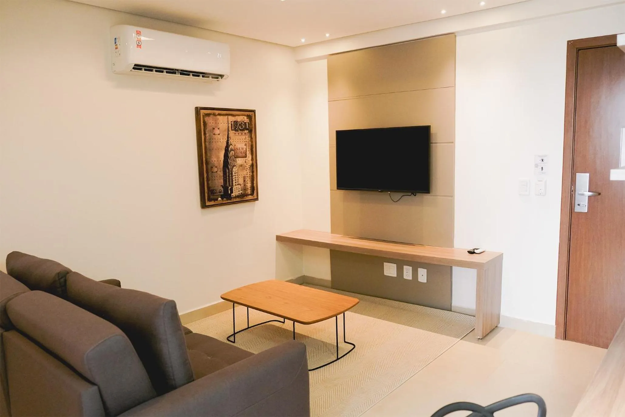 Communal lounge/ TV room in Hplus Premium Palmas