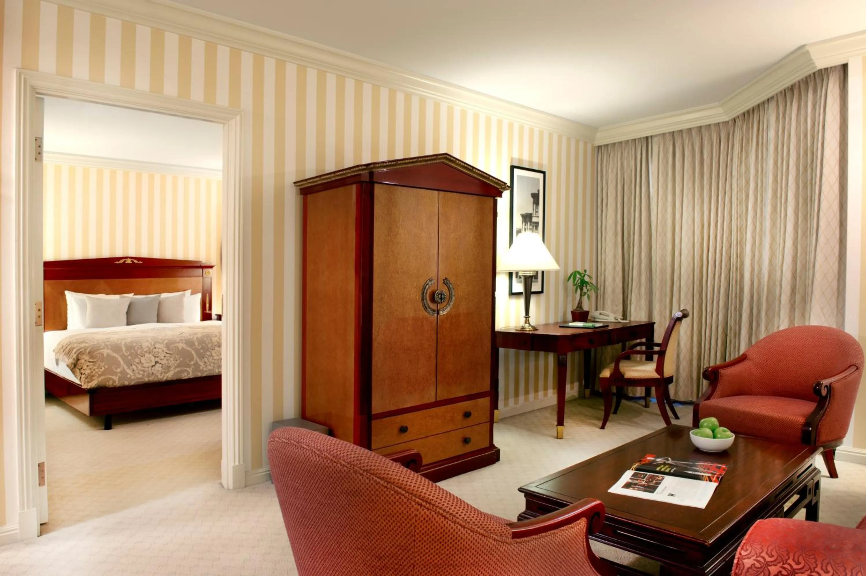 Living room, Bed in Orchard Hotel