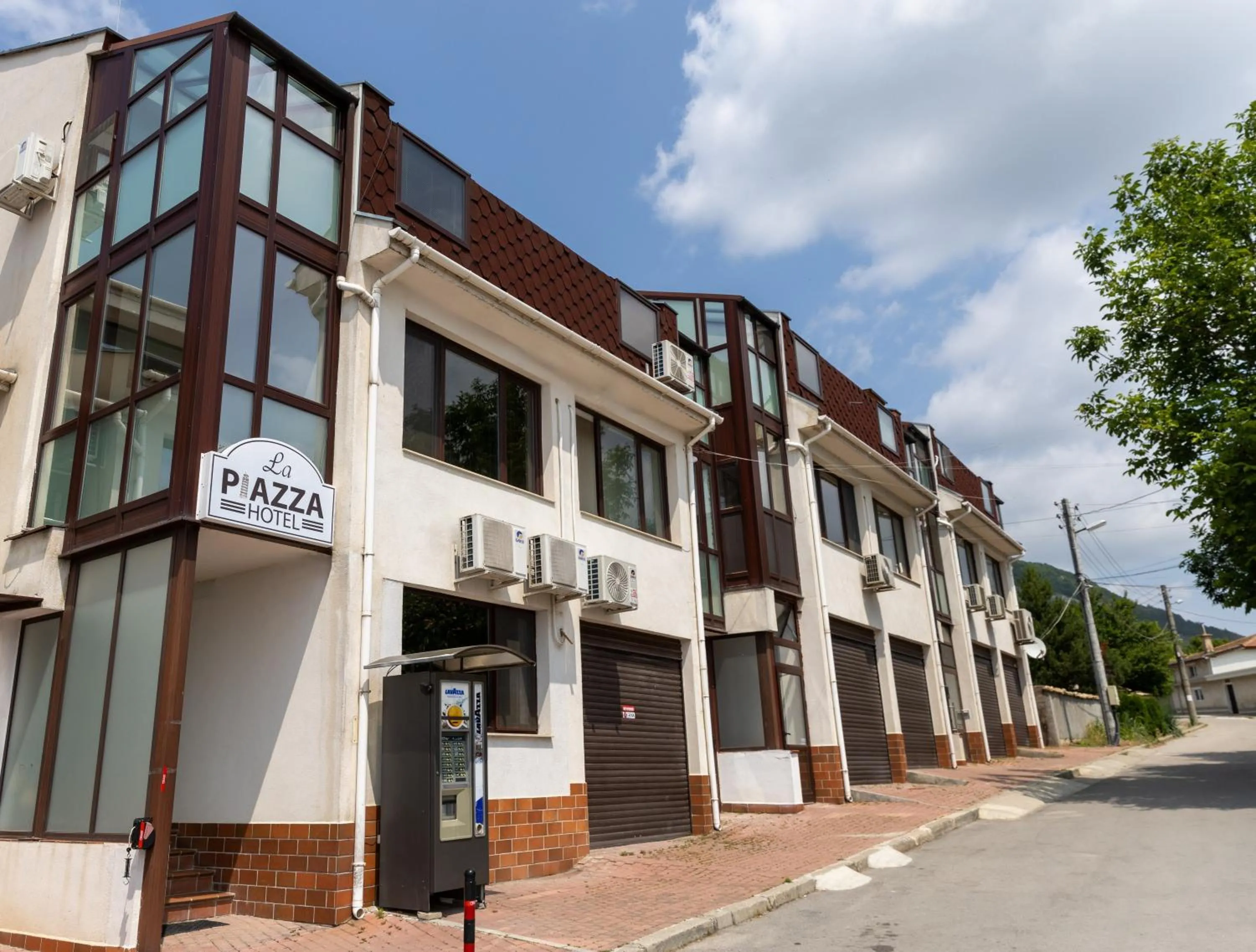 La Piazza Hotel