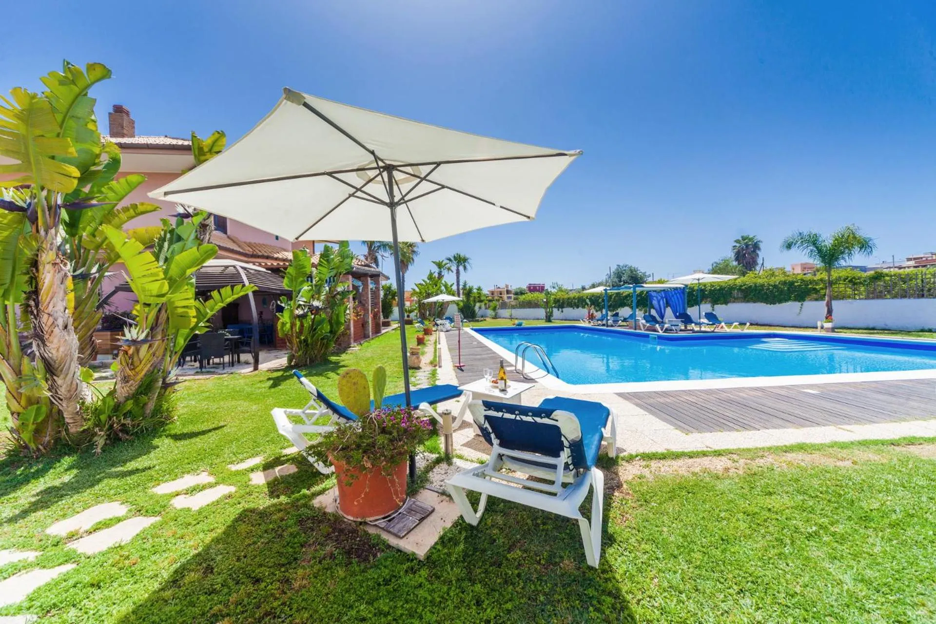Swimming pool in B&B Sicilia Bella
