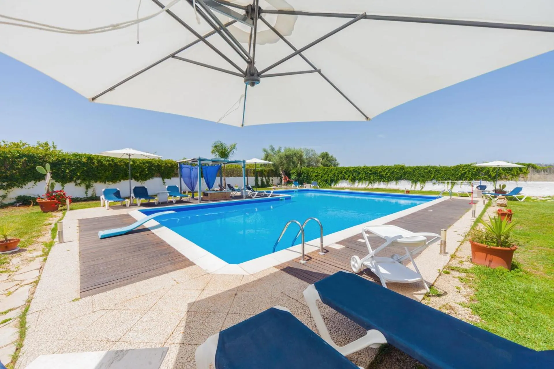 Swimming pool in B&B Sicilia Bella