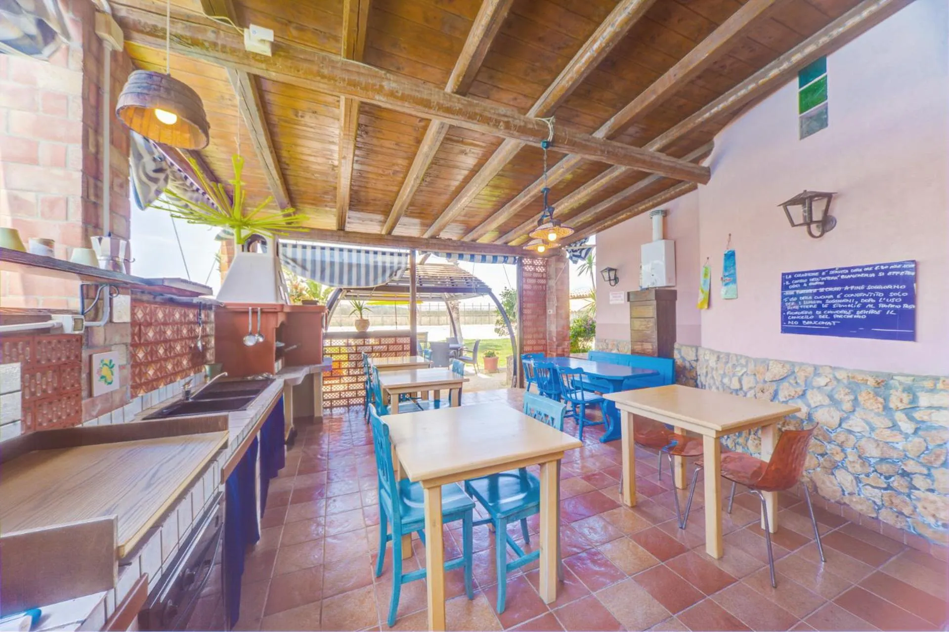 Communal lounge/ TV room in B&B Sicilia Bella