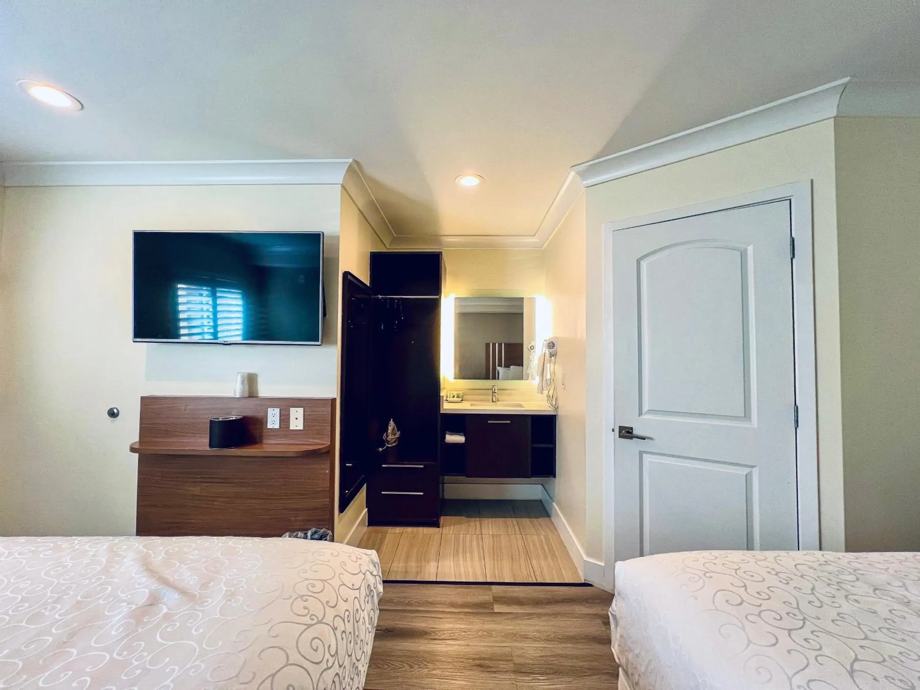 View (from property/room), Bed in Greenwich Inn View (from property/room), Bed in Greenwich Inn