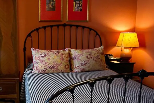 Bed in Hotel Boheme