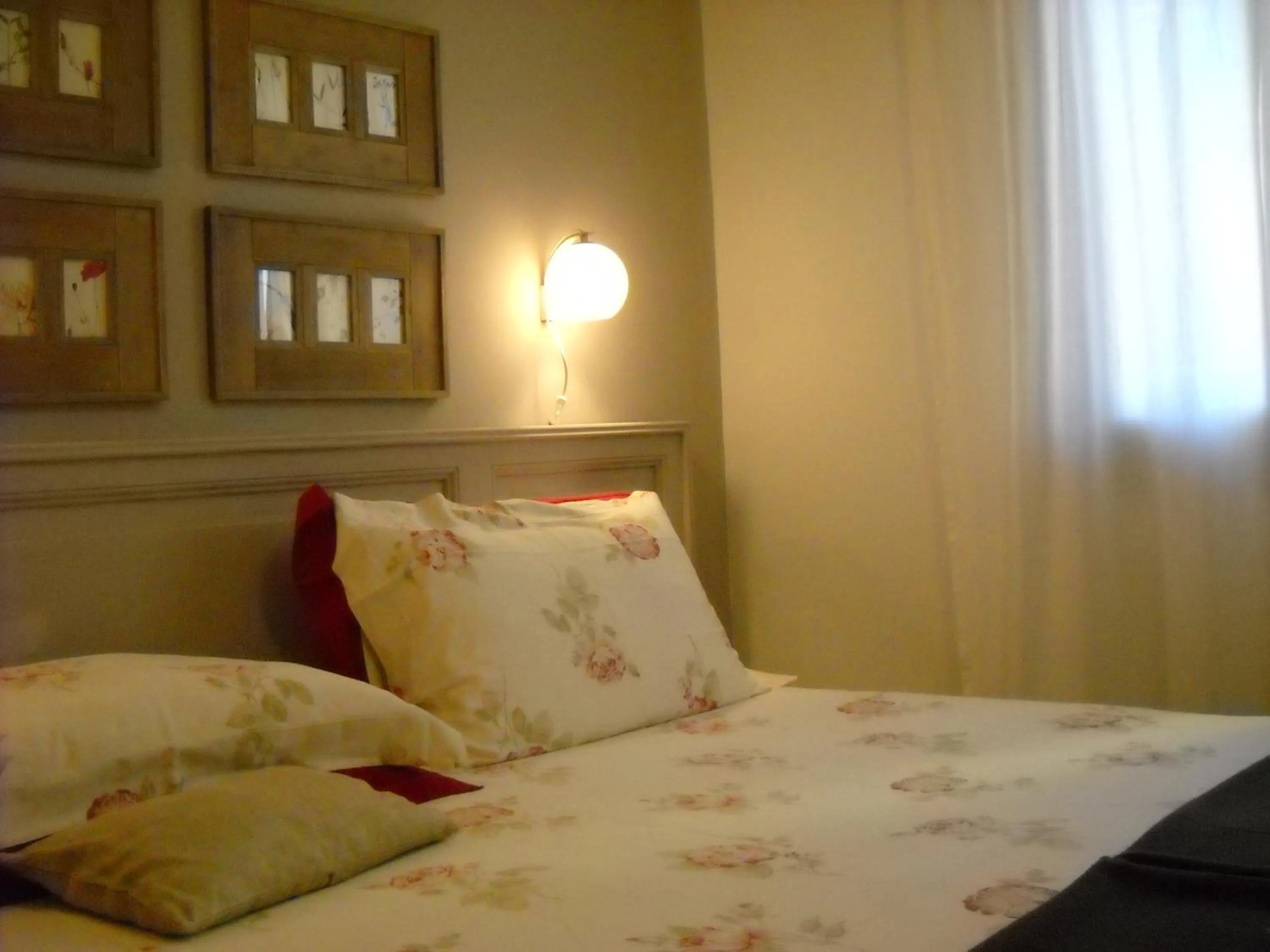 Photo of the whole room, Bed in La Casa del Giardiniere