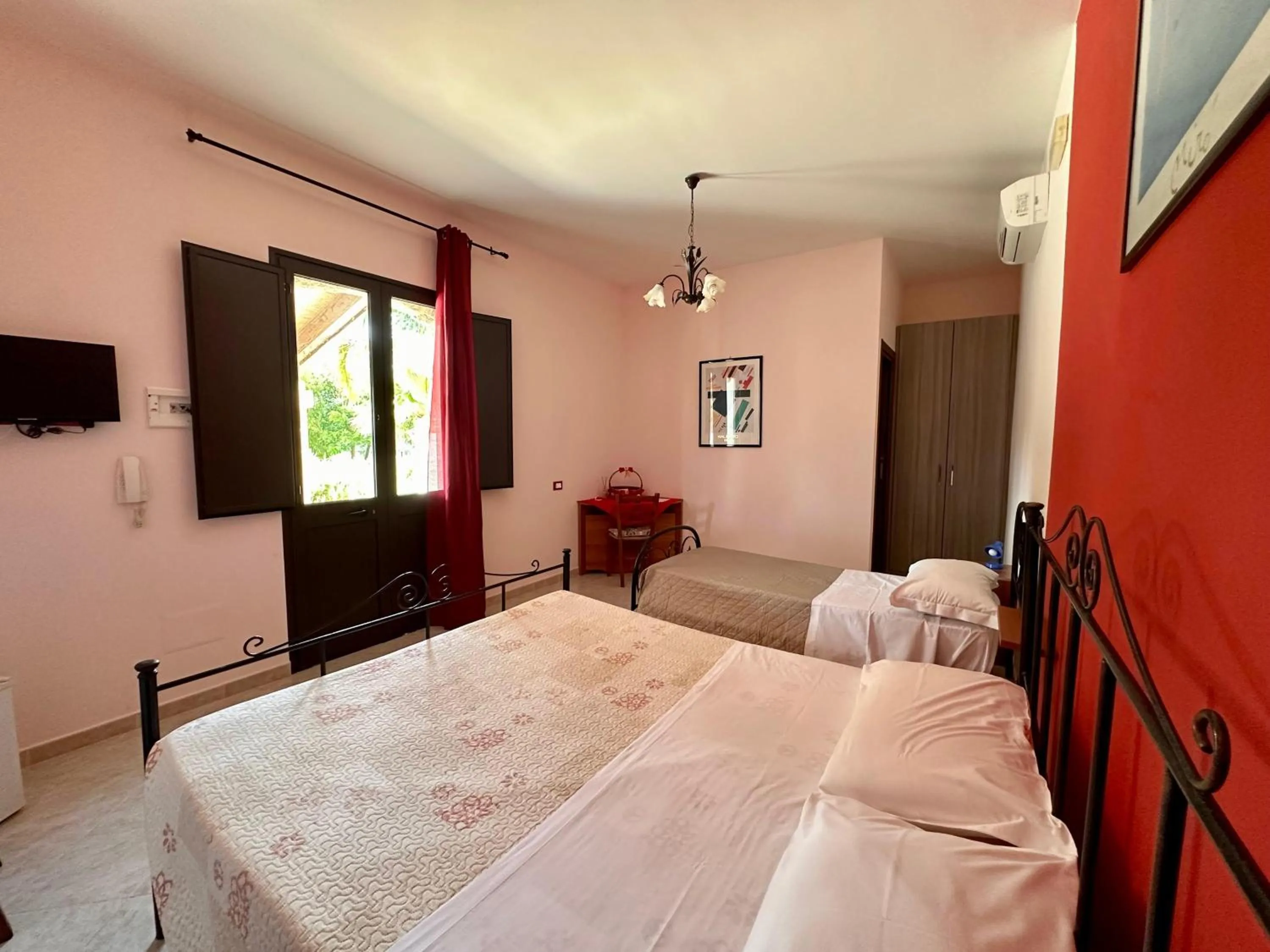 Photo of the whole room, Bed in La palma vacanze