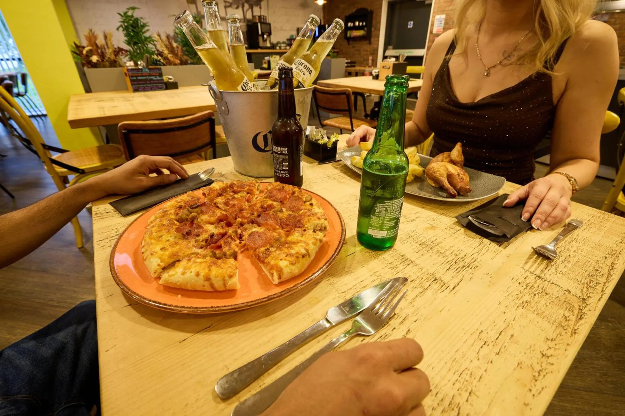 Restaurant/places to eat in Holiday Inn - the niu, Loom Manchester North by IHG