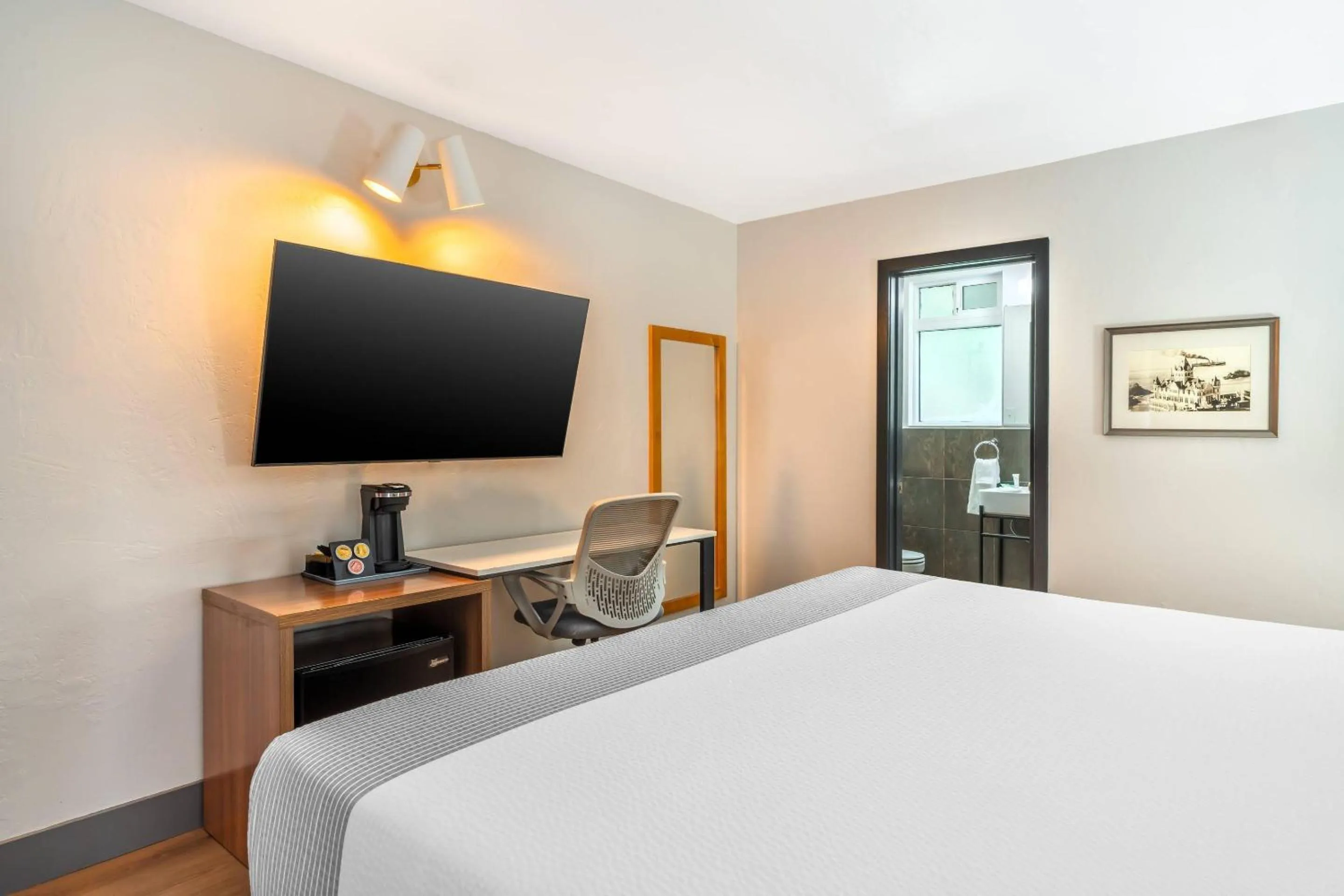 Bedroom, Bed in La Luna Inn, an Ascend Collection Hotel