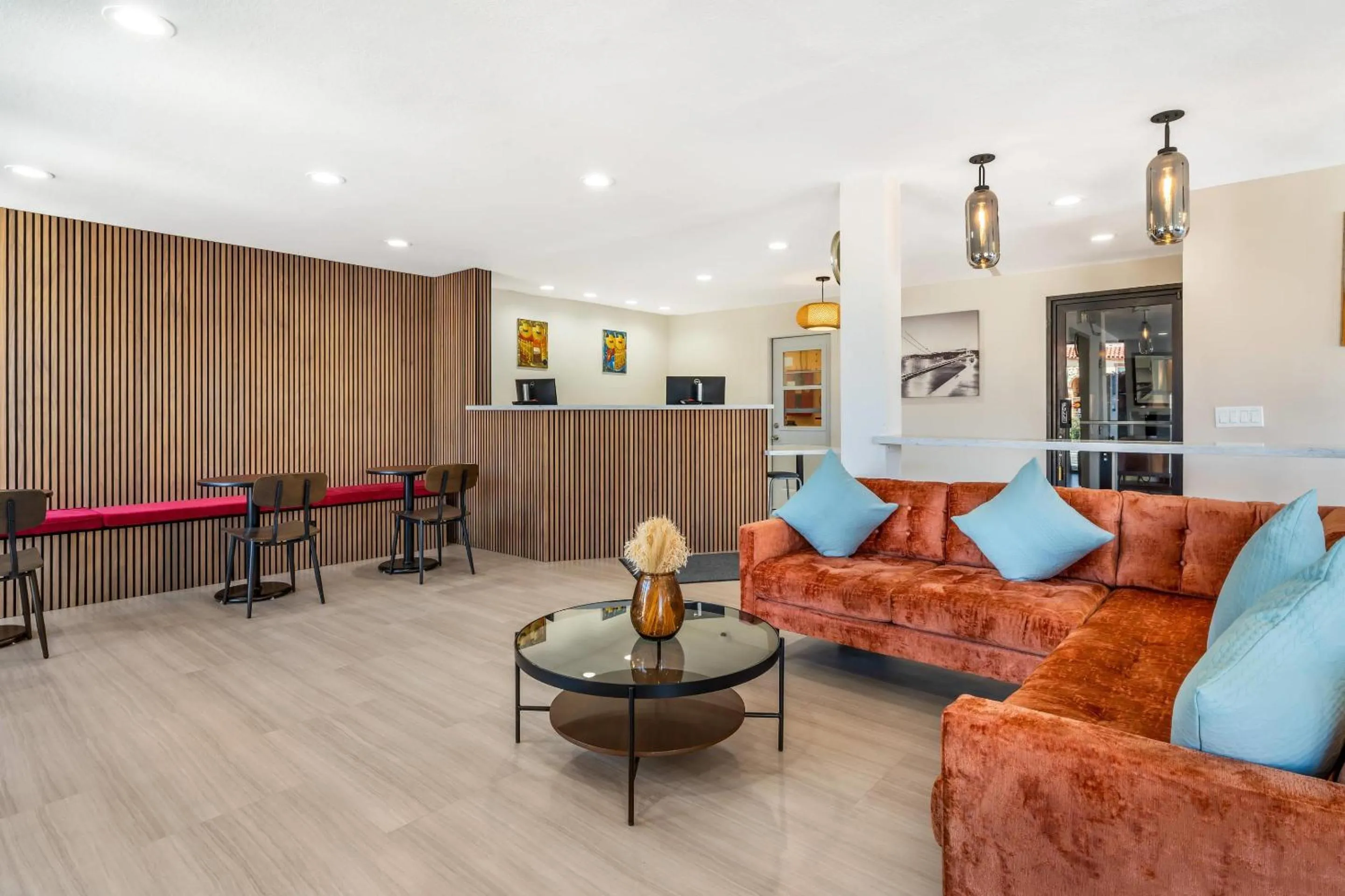 Lobby or reception in La Luna Inn, an Ascend Collection Hotel