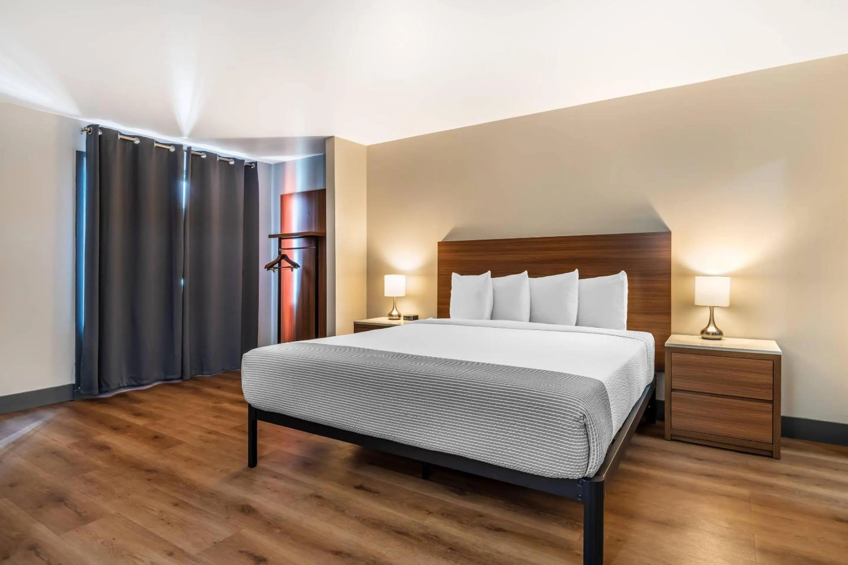 Bedroom, Bed in La Luna Inn, an Ascend Collection Hotel