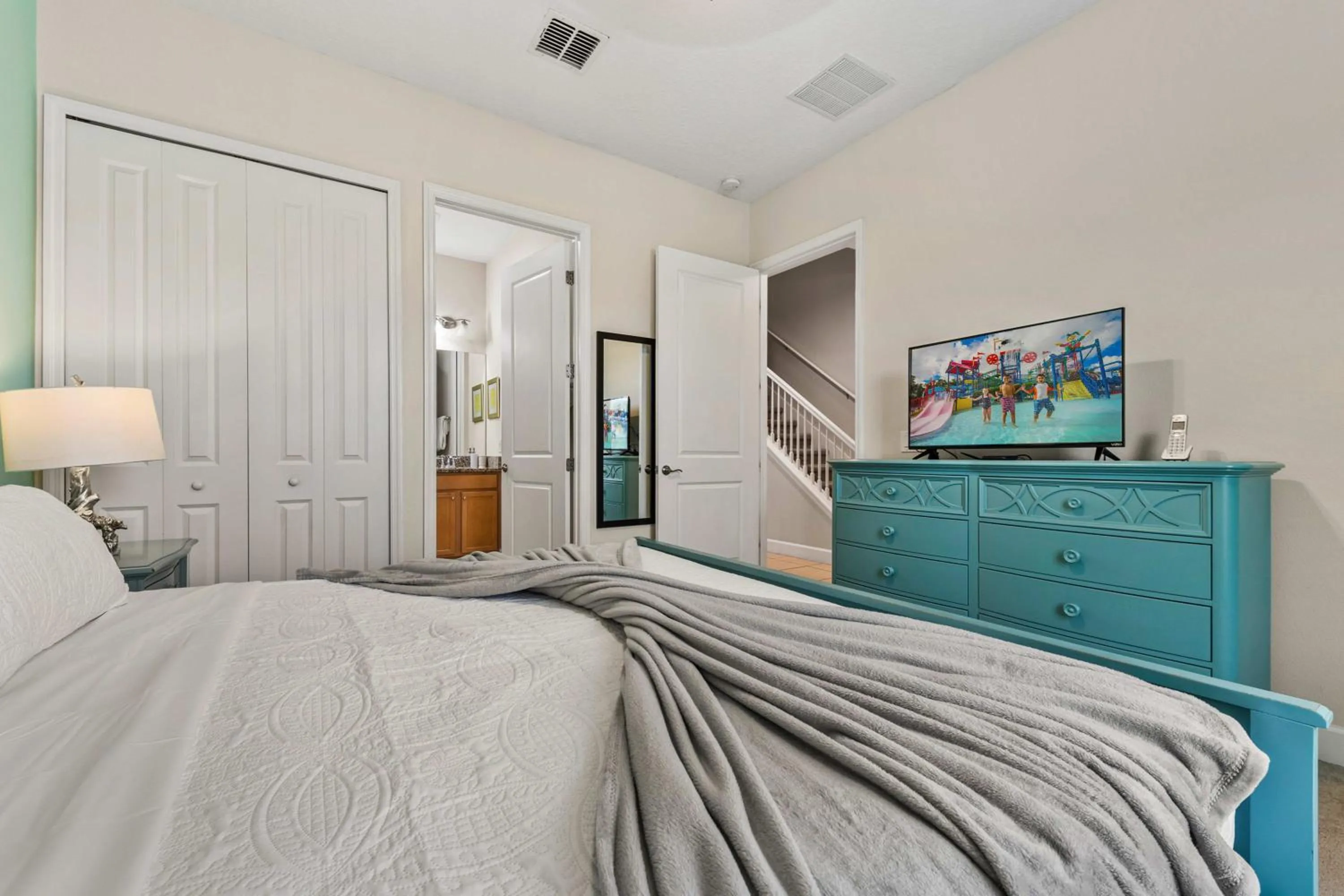Bed in 3b25b Townhouse 15 min from Disney Enclaves at Festival