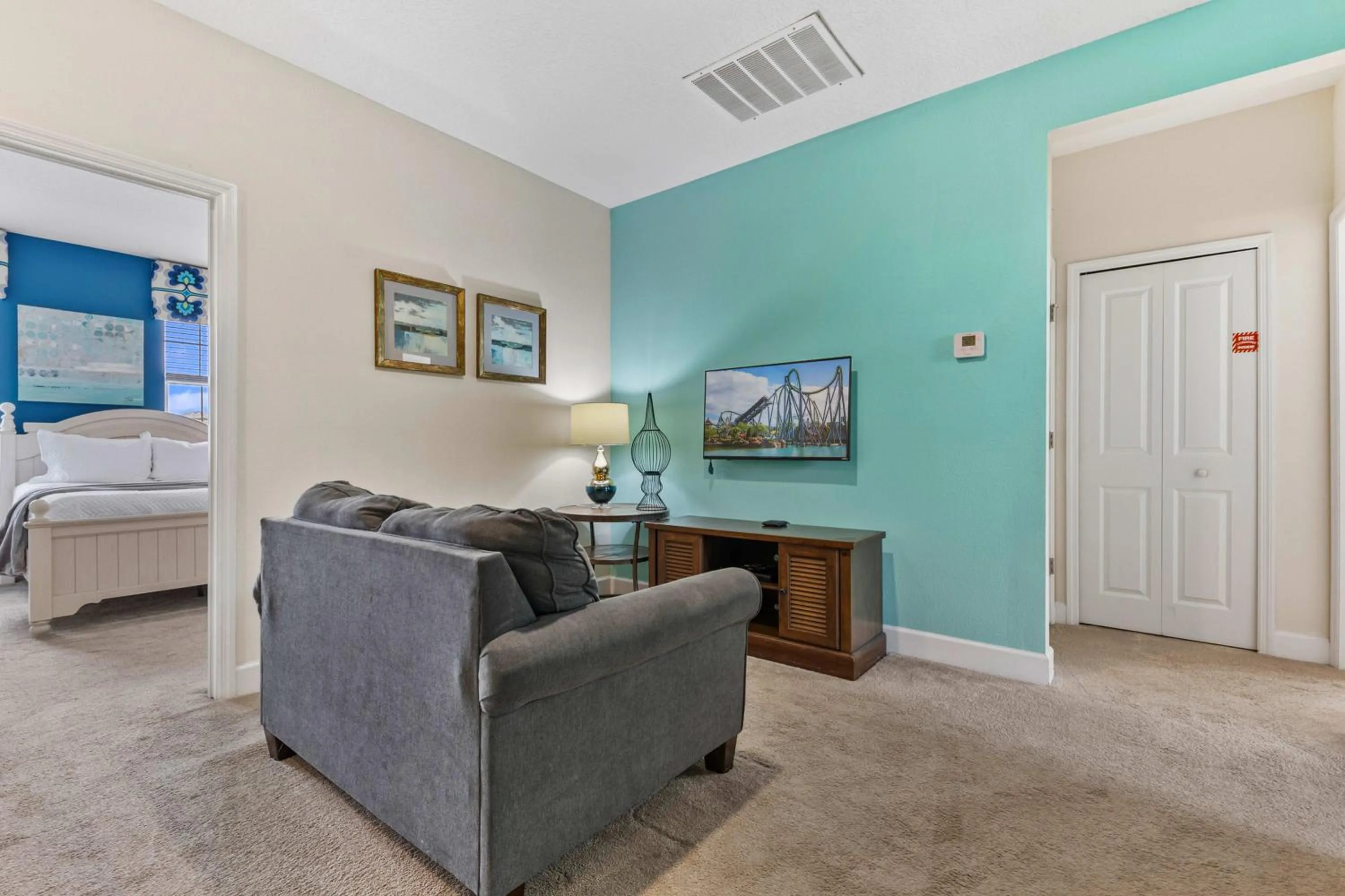 Bed in 3b25b Townhouse 15 min from Disney Enclaves at Festival
