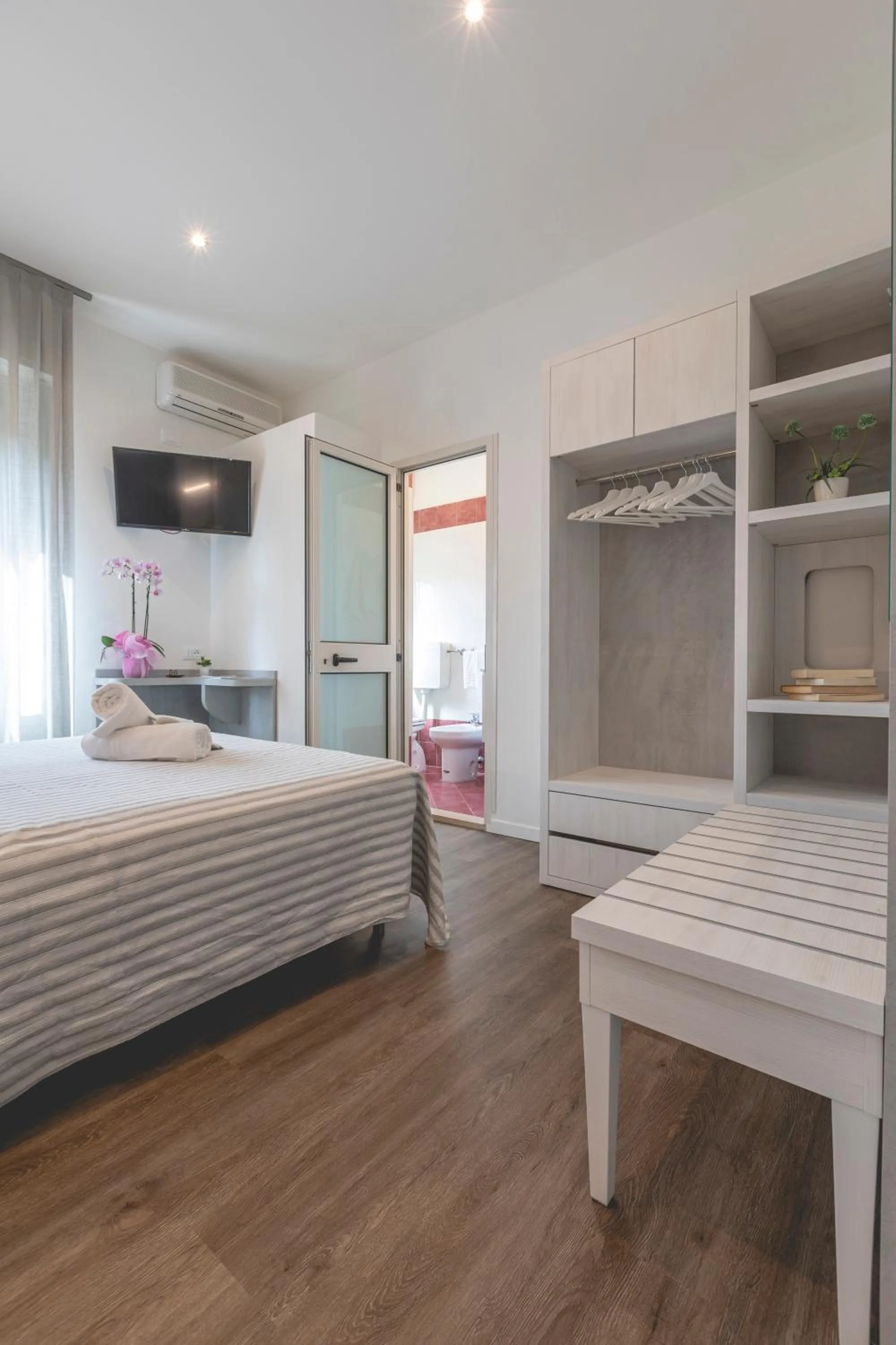 Bedroom, Bed in Hotel Loretta & Dependance