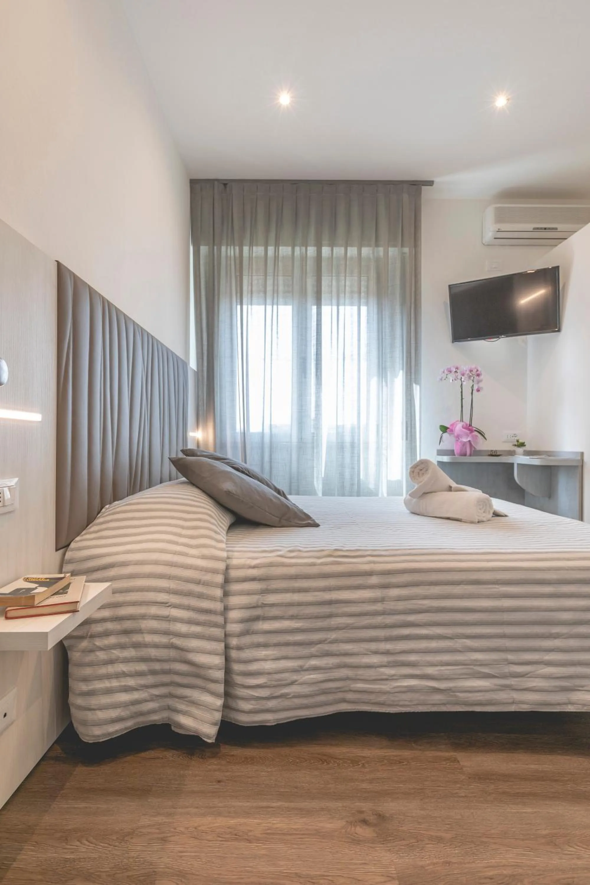 Bed in Hotel Loretta & Dependance