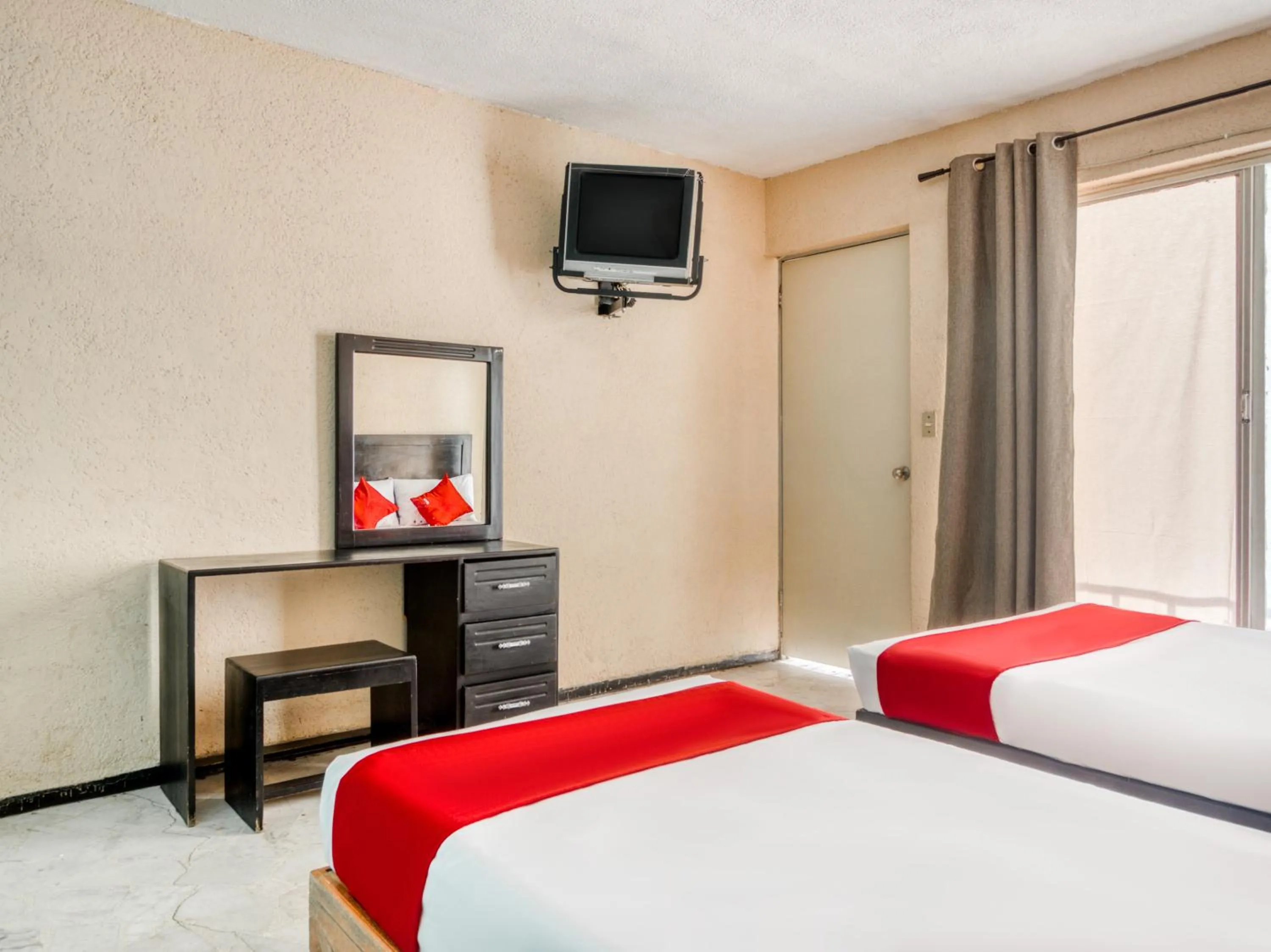 Photo of the whole room in Capital O Hotel La Siesta, Gomez Palacio