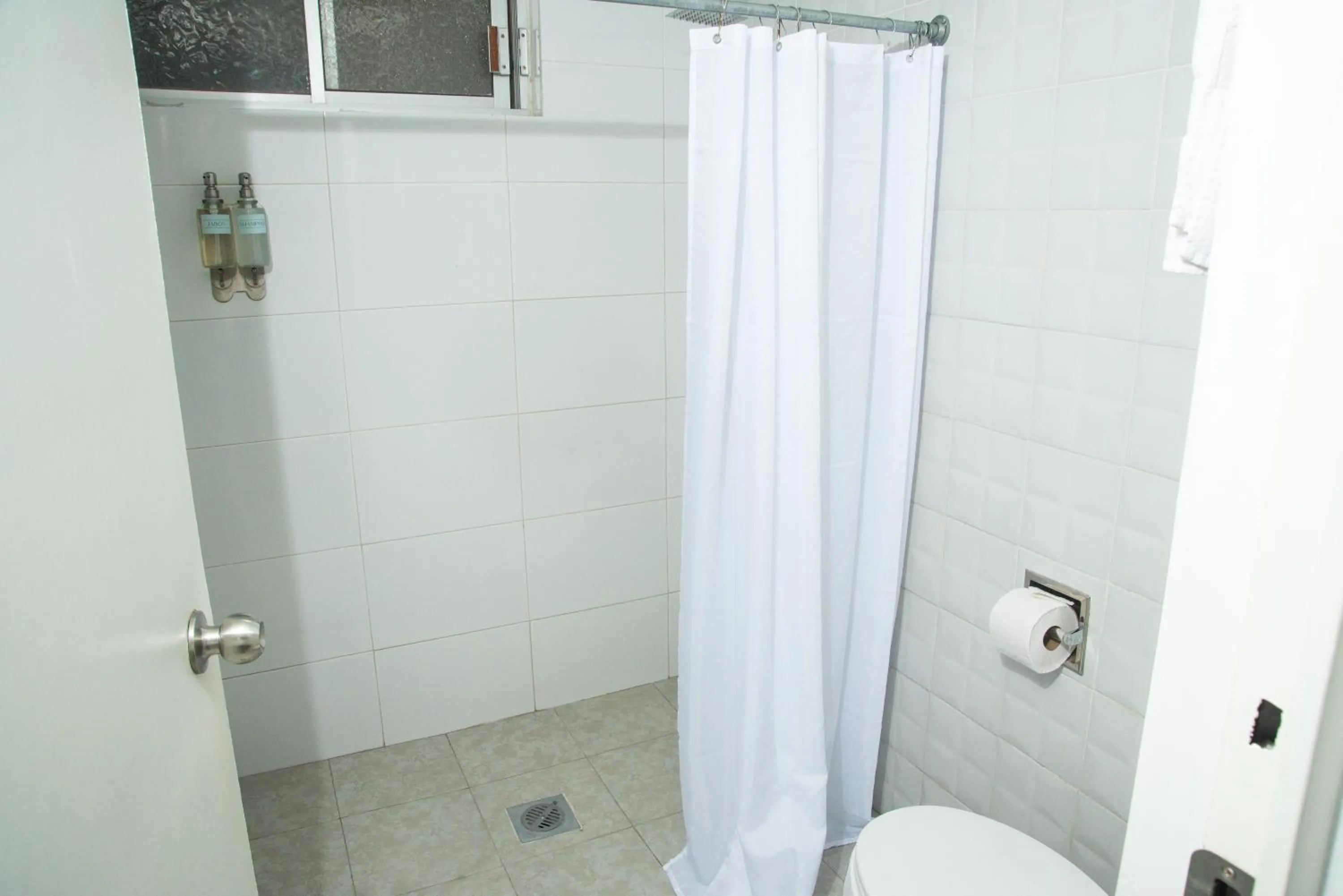 Shower in Hotel La Siesta, Gomez Palacio