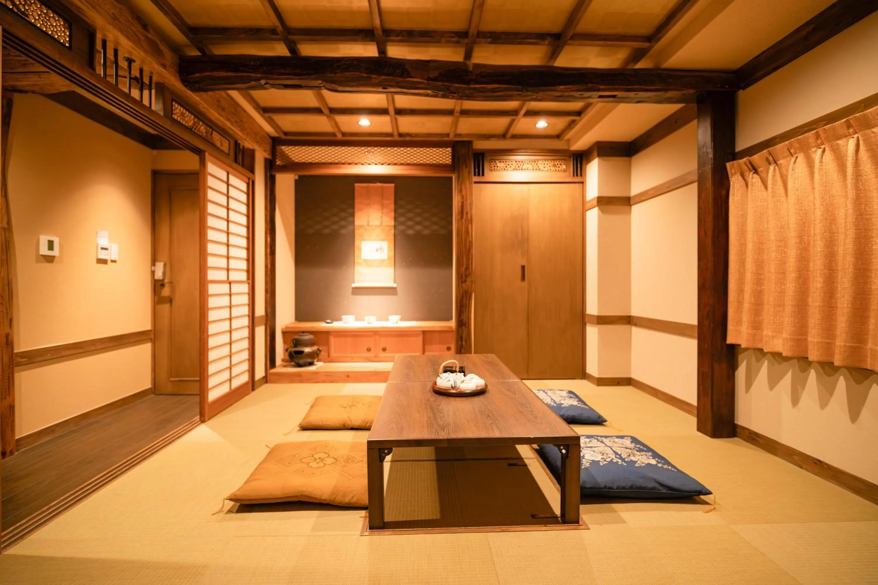 Living room, Bed in 都電屋 TodenHotel