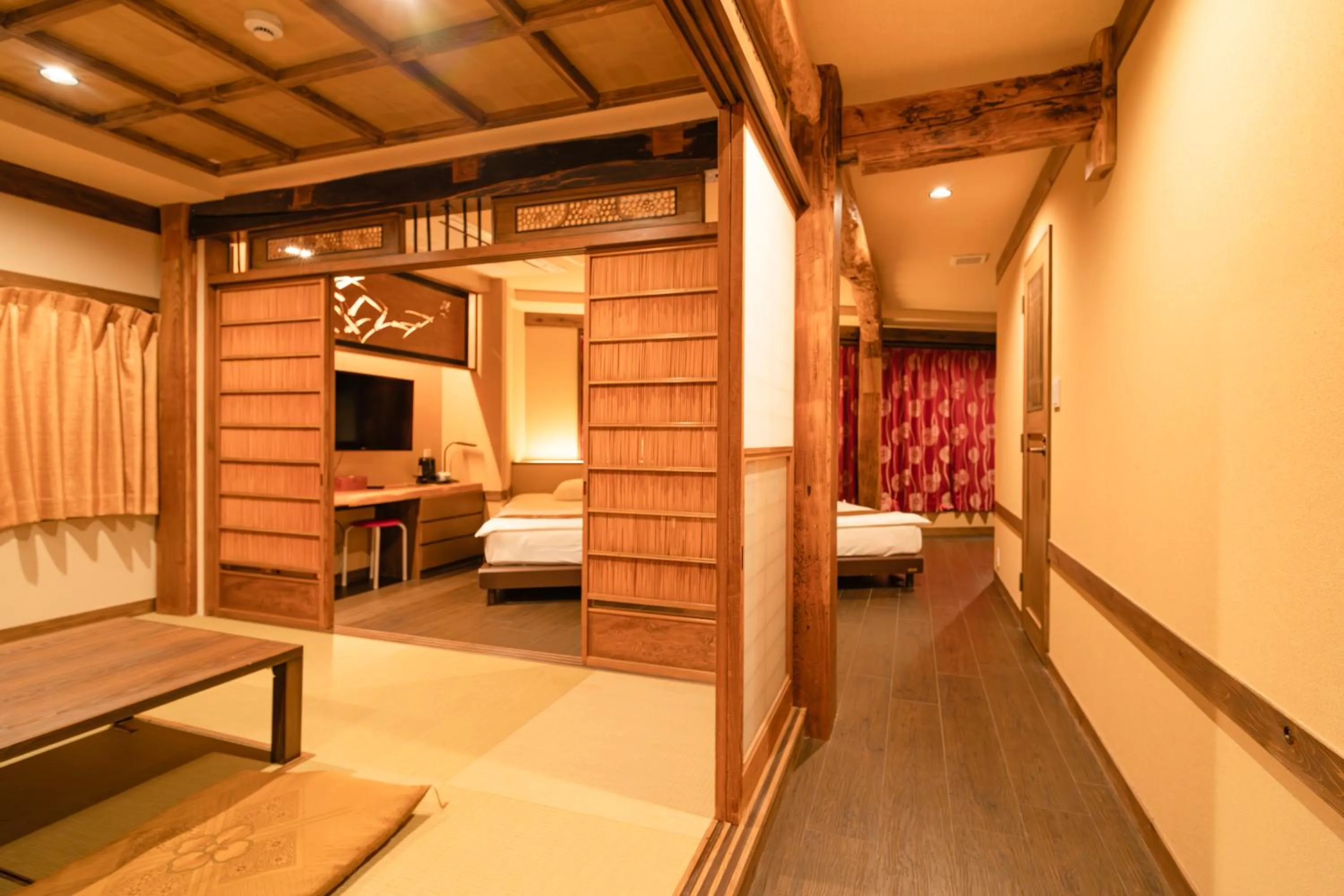 Communal lounge/ TV room, Bed in 都電屋 TodenHotel