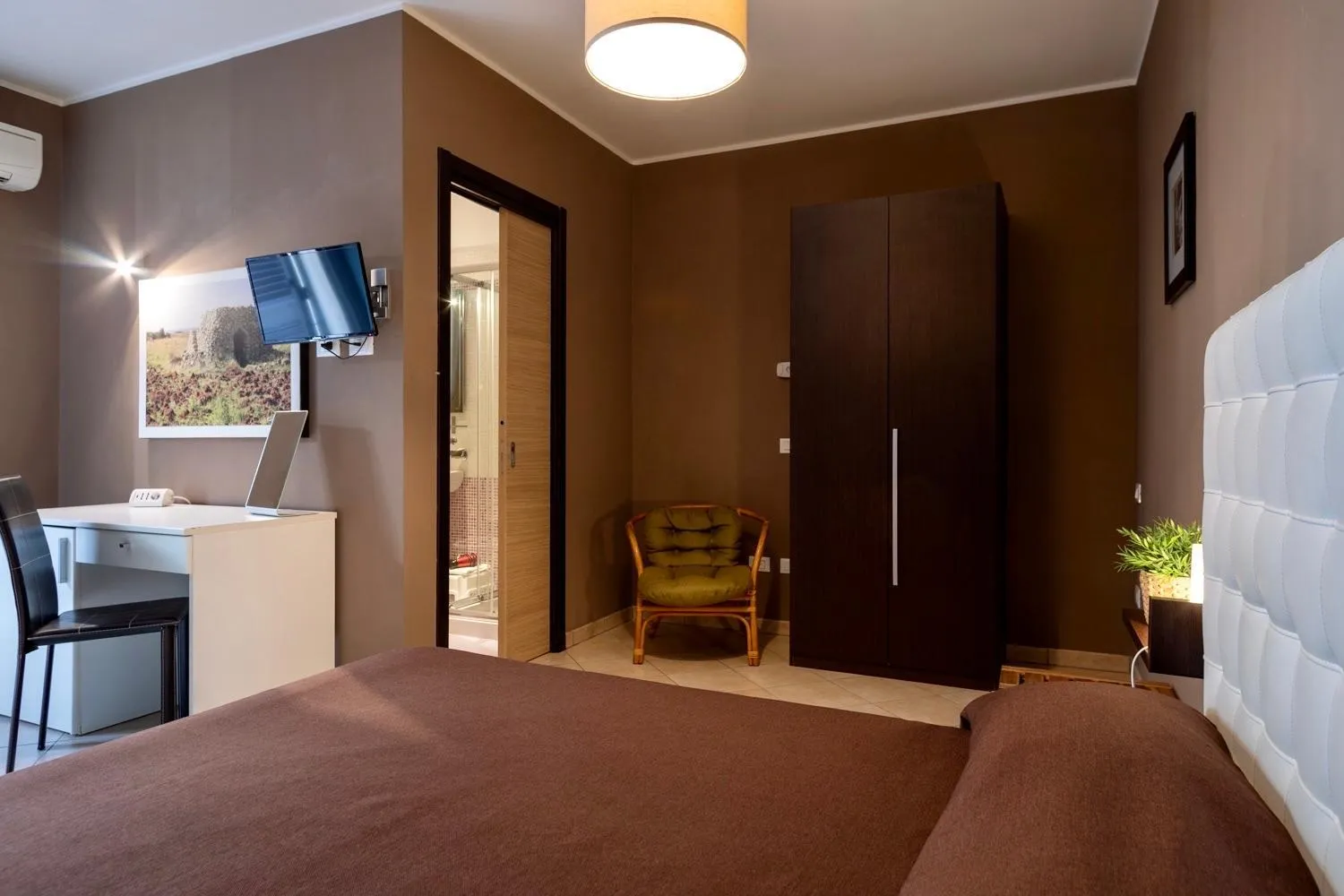 Photo of the whole room, Bed in MyBed B&B