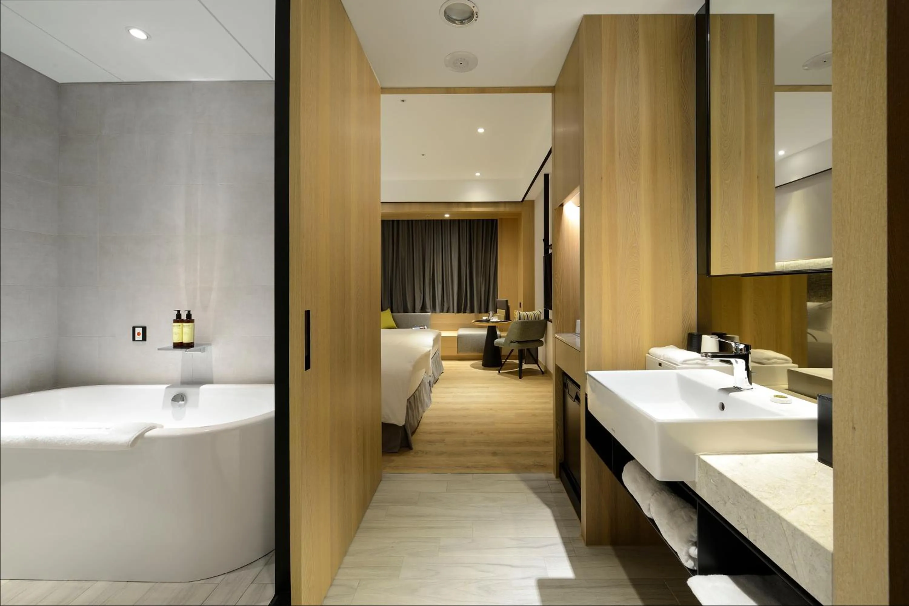 Bathroom, Bed in Evergreen Palace Hotel Chiayi