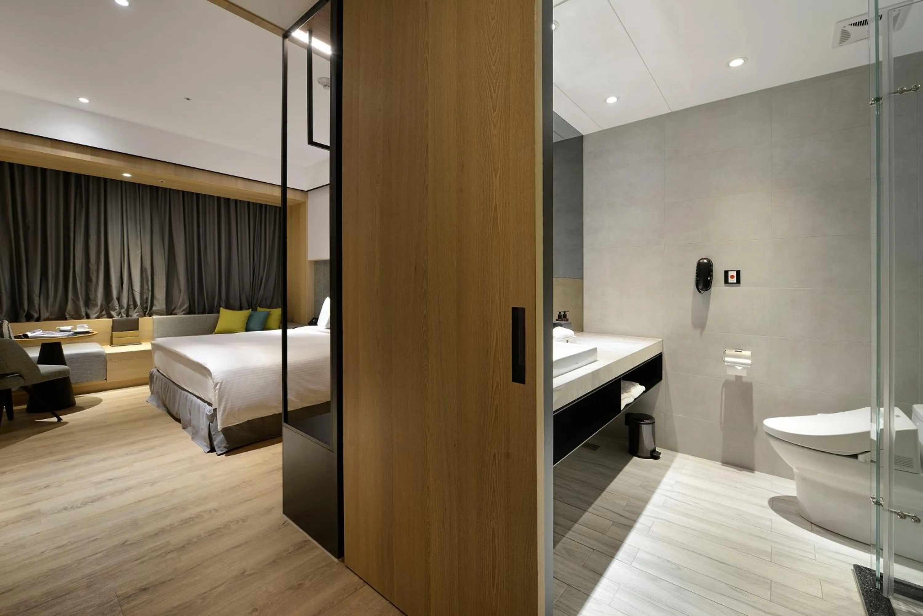 Shower, Bed in Evergreen Palace Hotel Chiayi