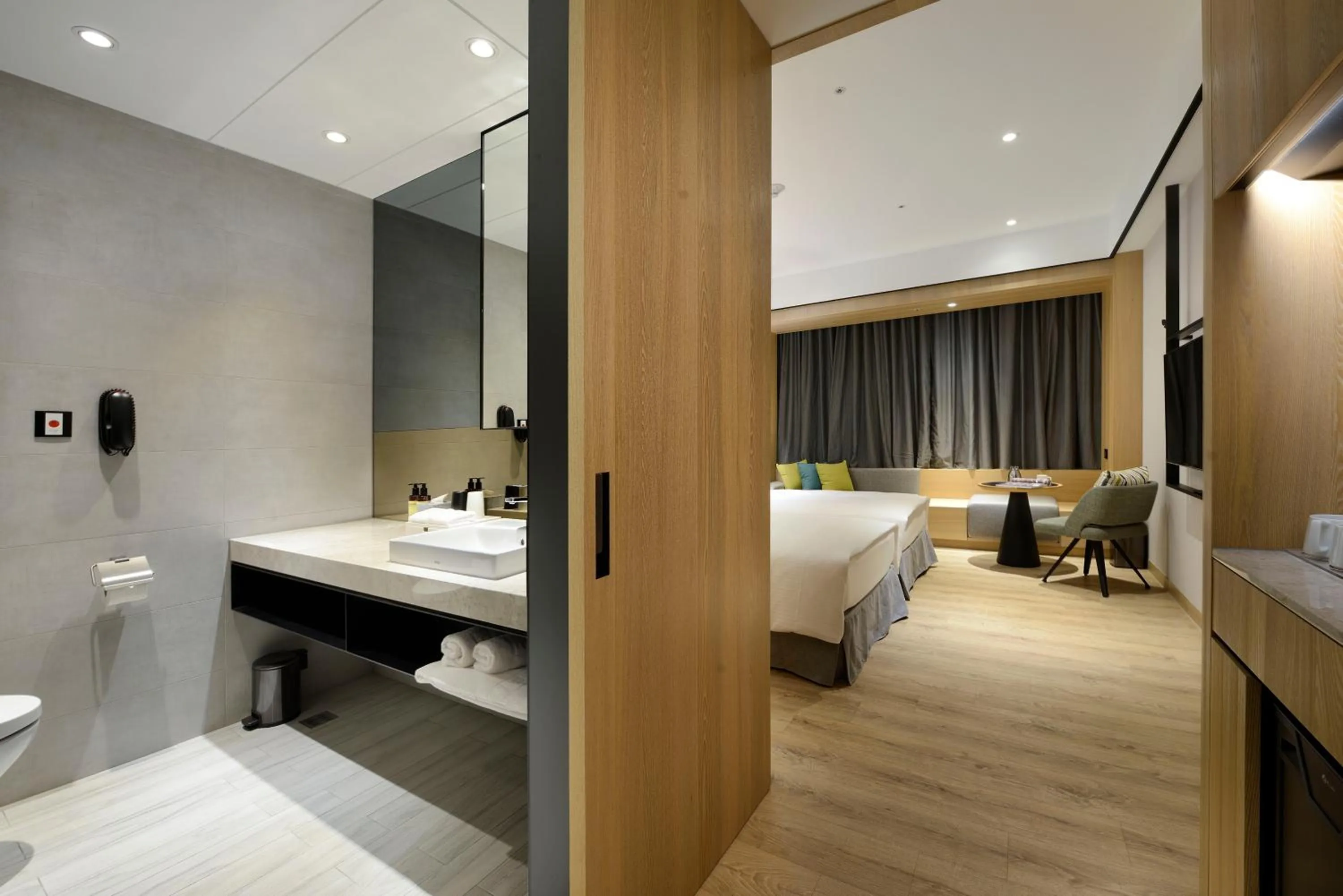 Bathroom, Bed in Evergreen Palace Hotel Chiayi