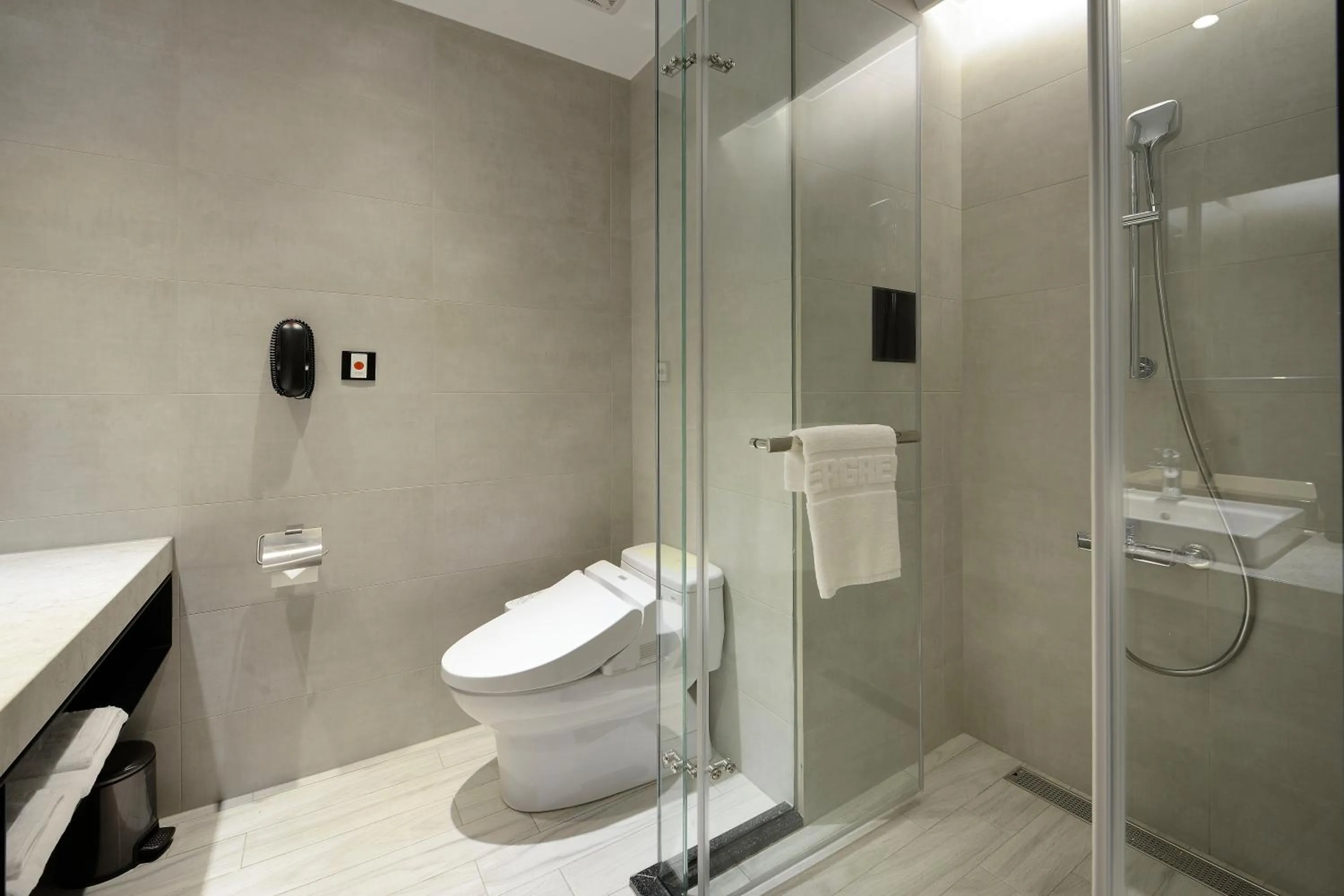 Shower in Evergreen Palace Hotel Chiayi