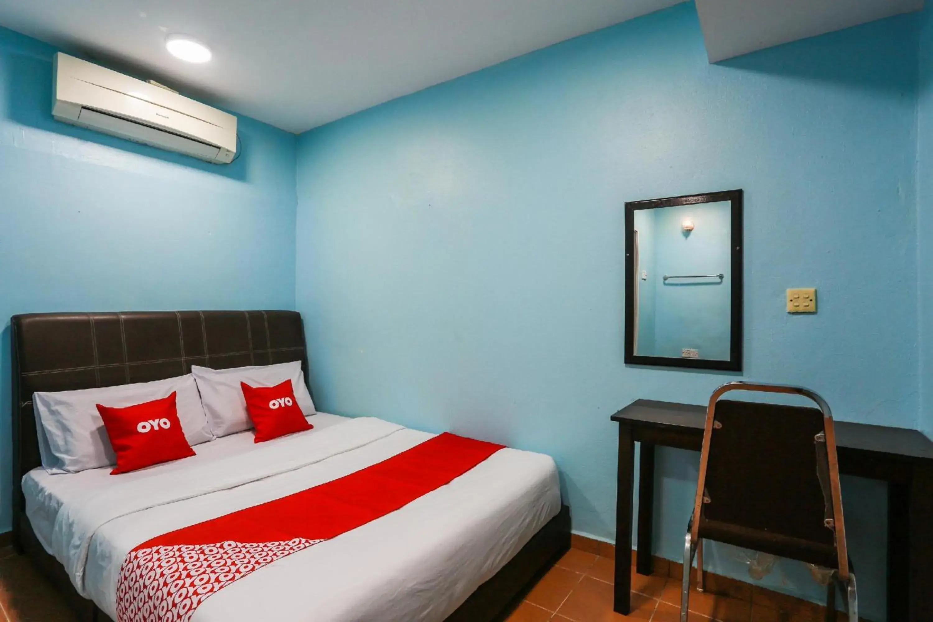 Bedroom in OYO 44094 Bangi Lanai Hotel Bedroom in OYO 44094 Bangi Lanai Hotel