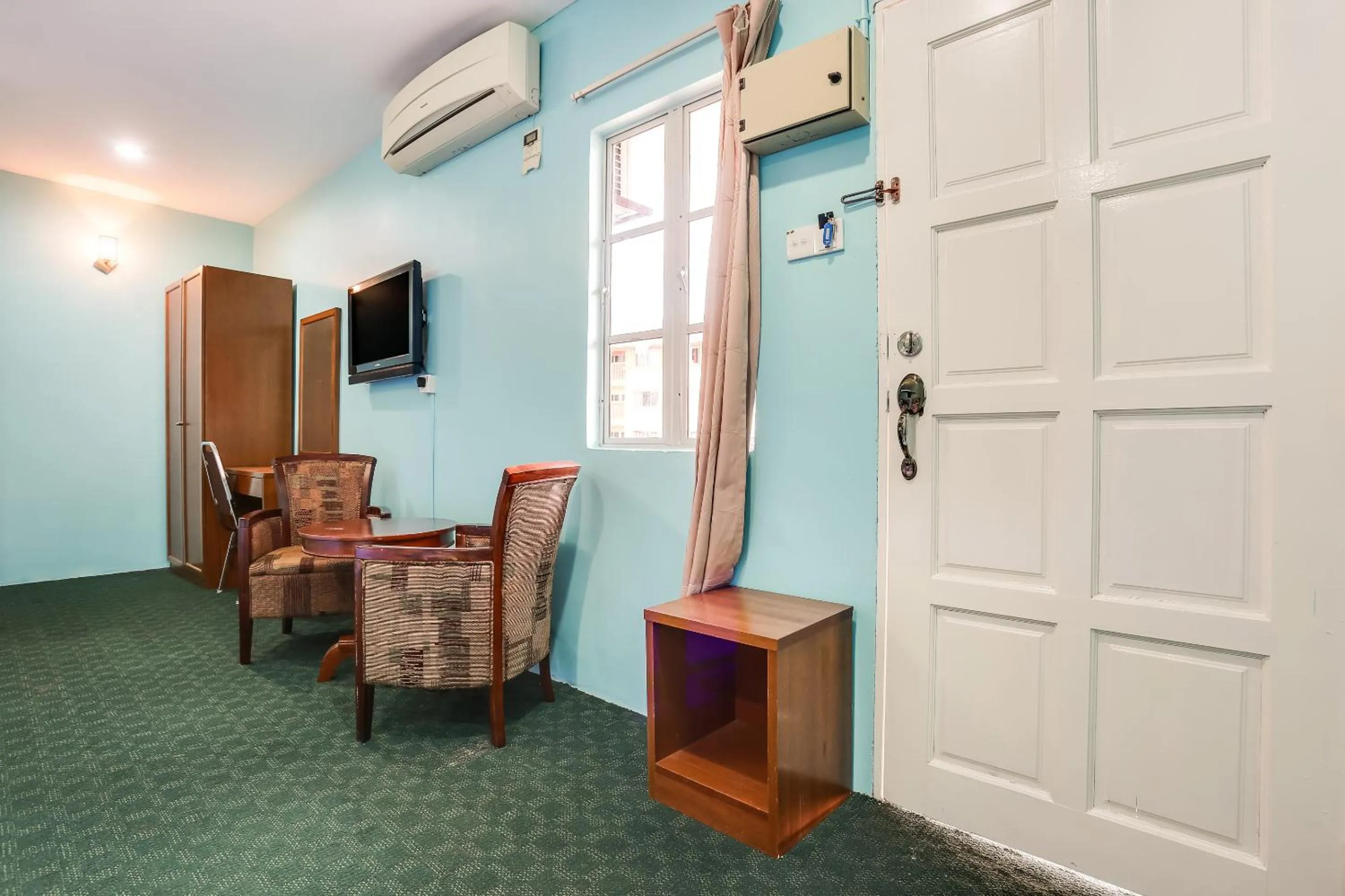 Seating area in OYO 44094 Bangi Lanai Hotel