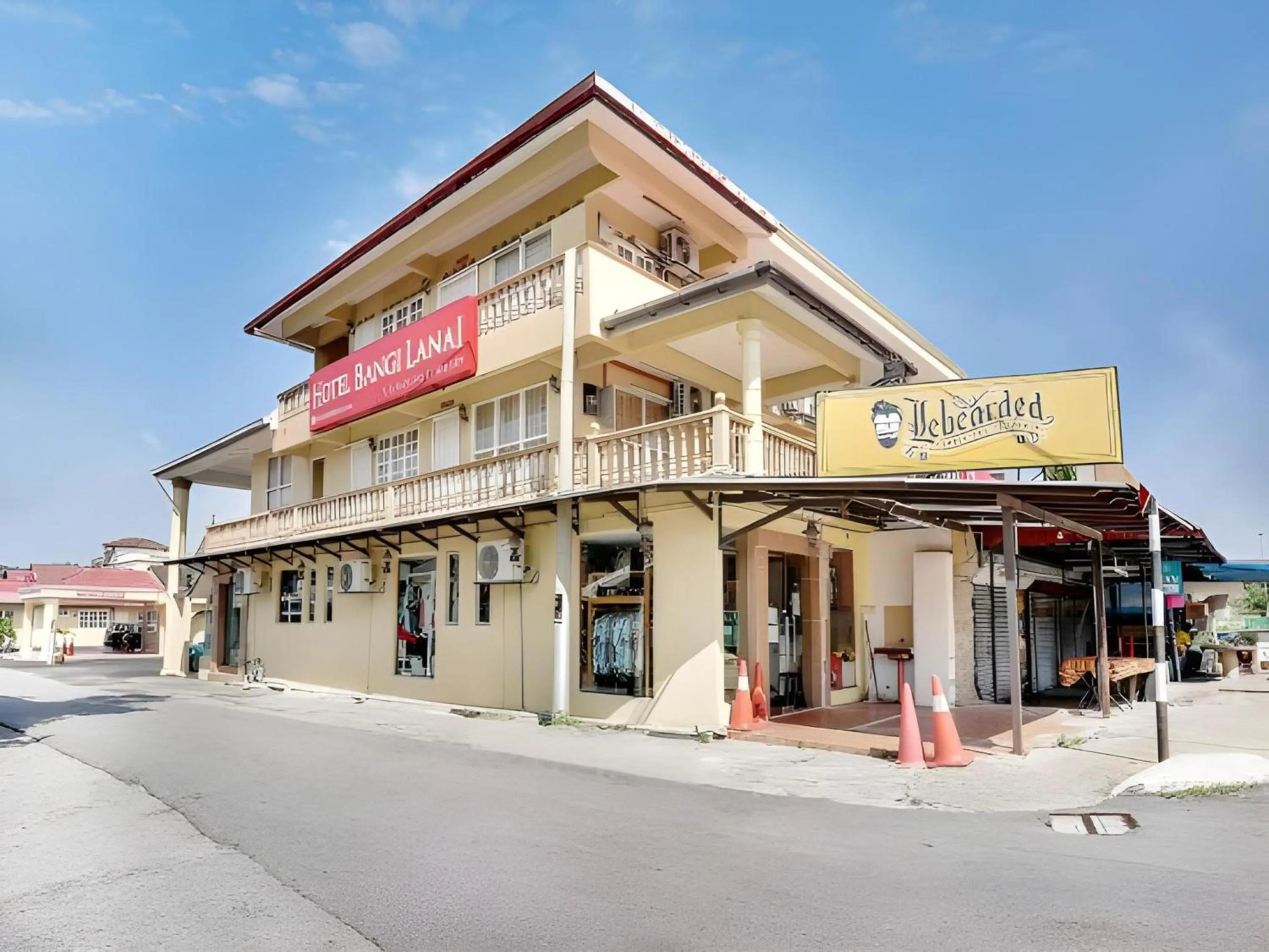 Property building in OYO 44094 Bangi Lanai Hotel