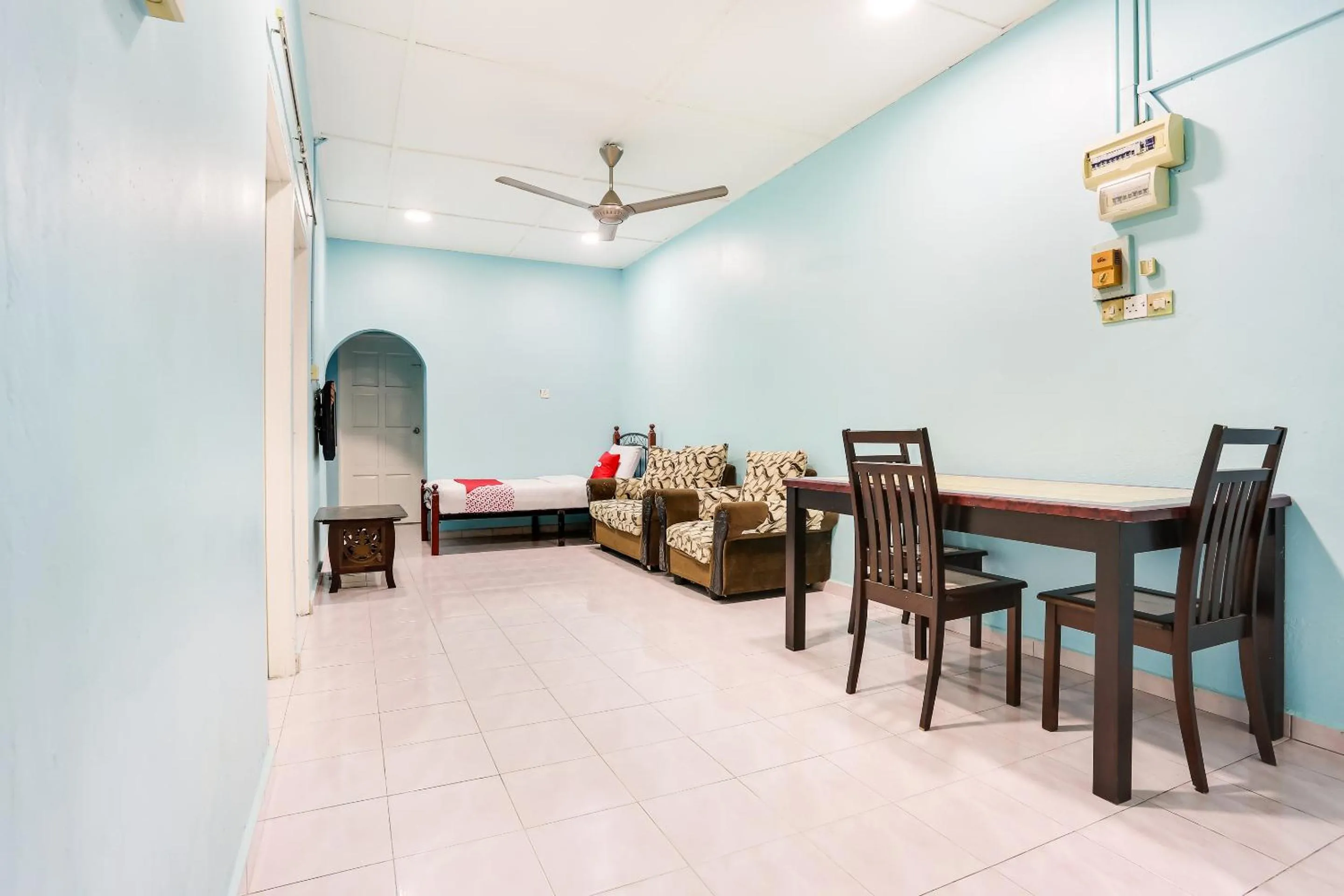 Photo of the whole room in OYO 44094 Bangi Lanai Hotel