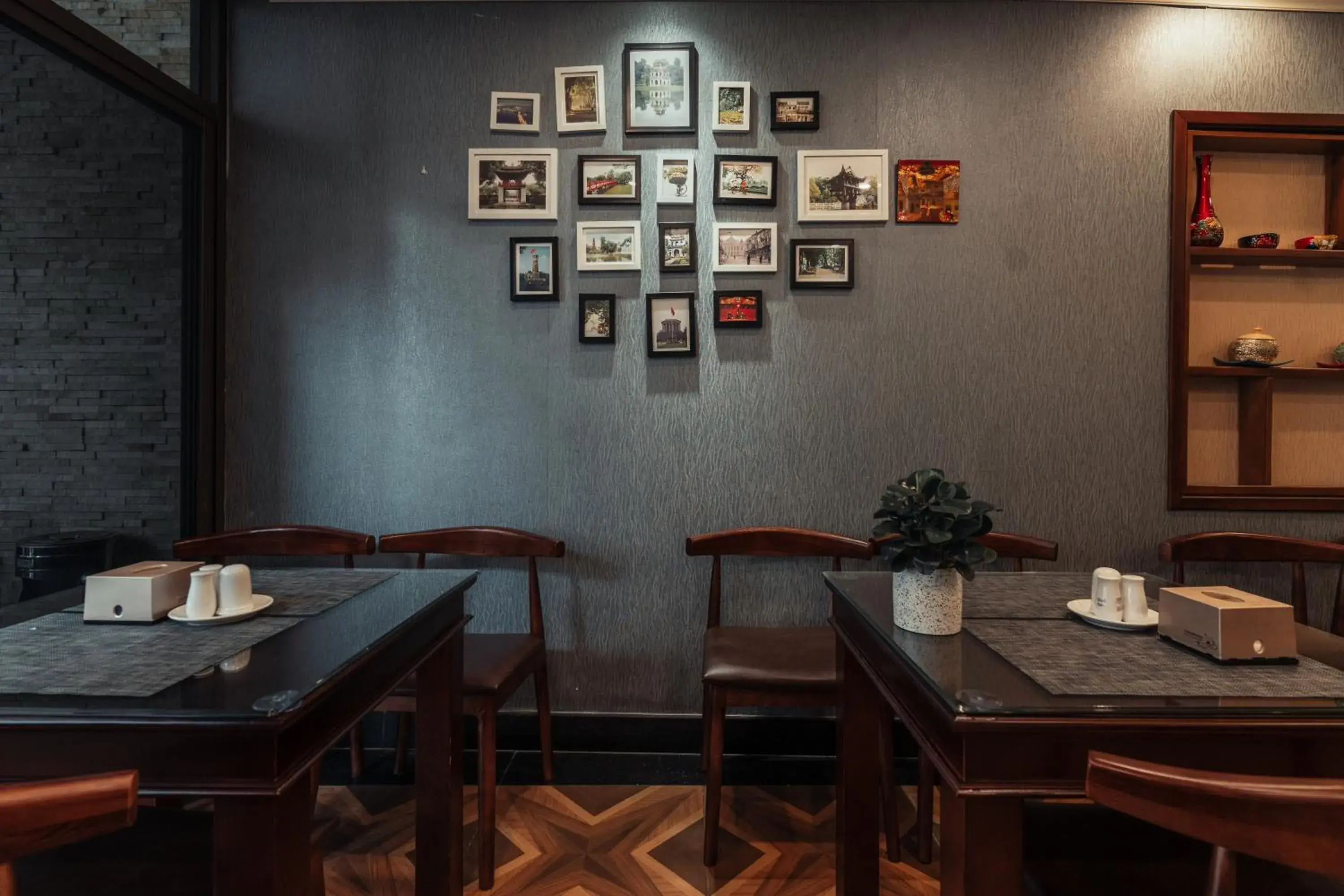 Restaurant/places to eat in Lefoyer Hotel Restaurant/places to eat in Lefoyer Hotel