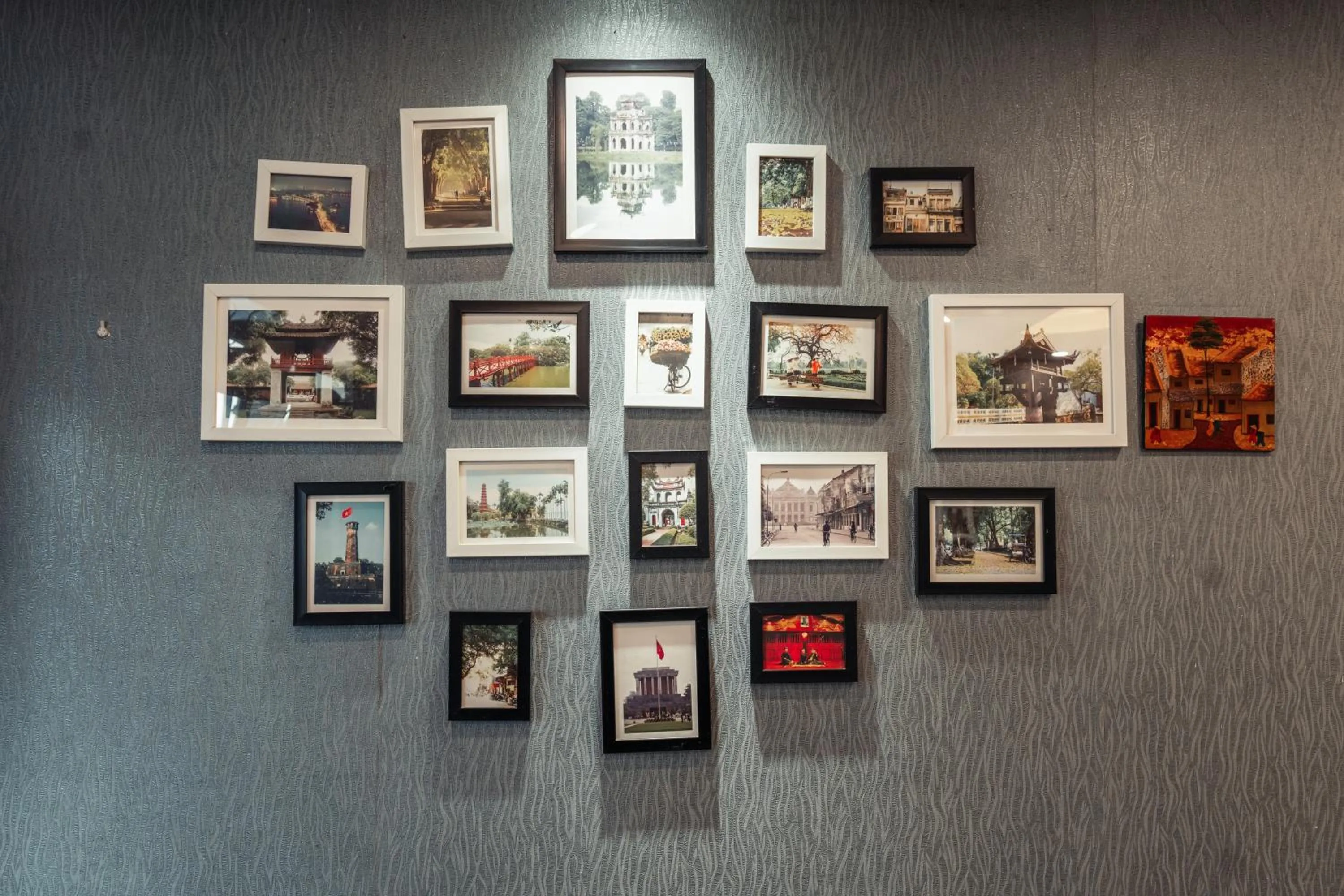 Restaurant/places to eat in Lefoyer Hotel