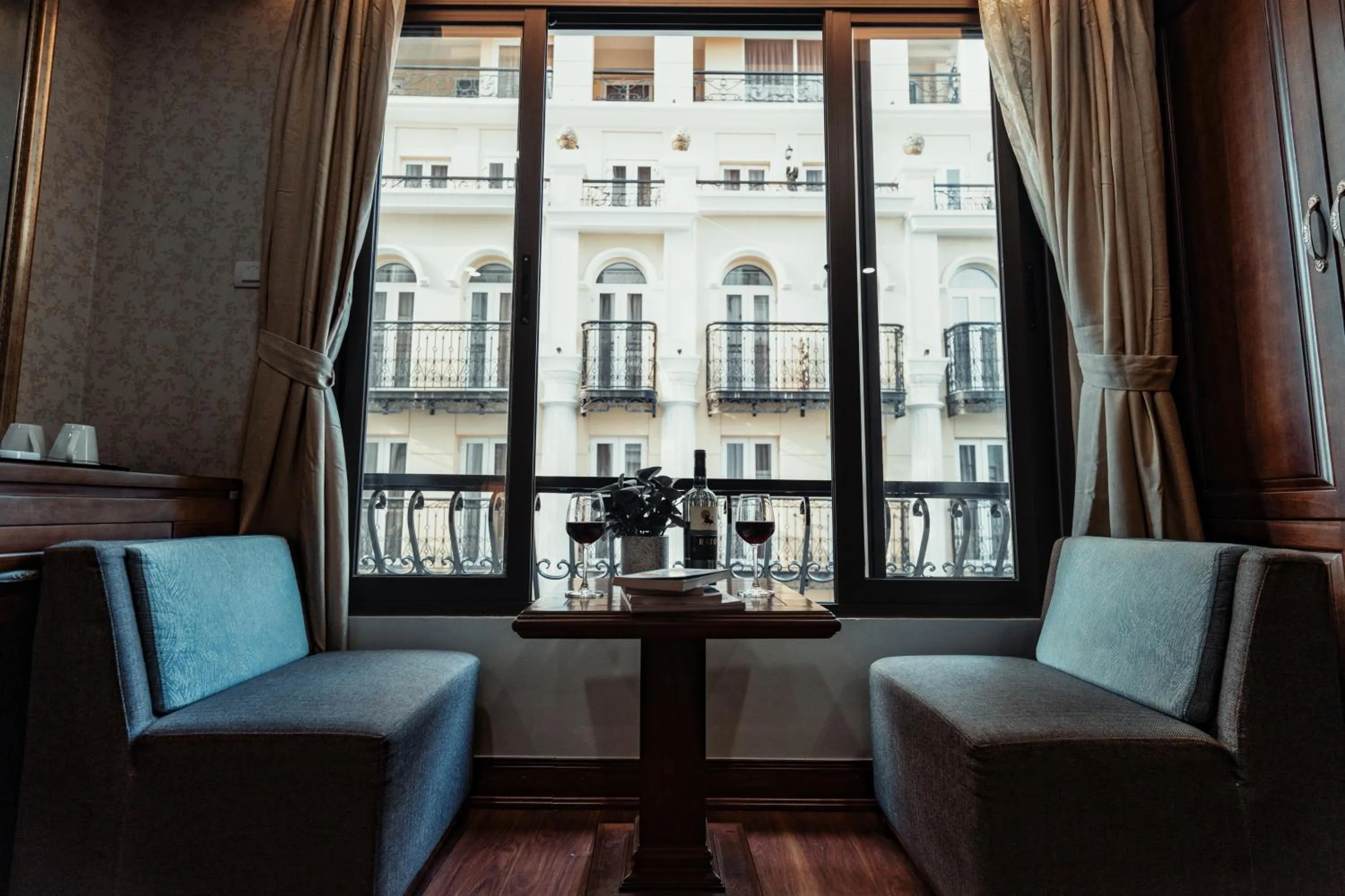 Seating area in Lefoyer Hotel