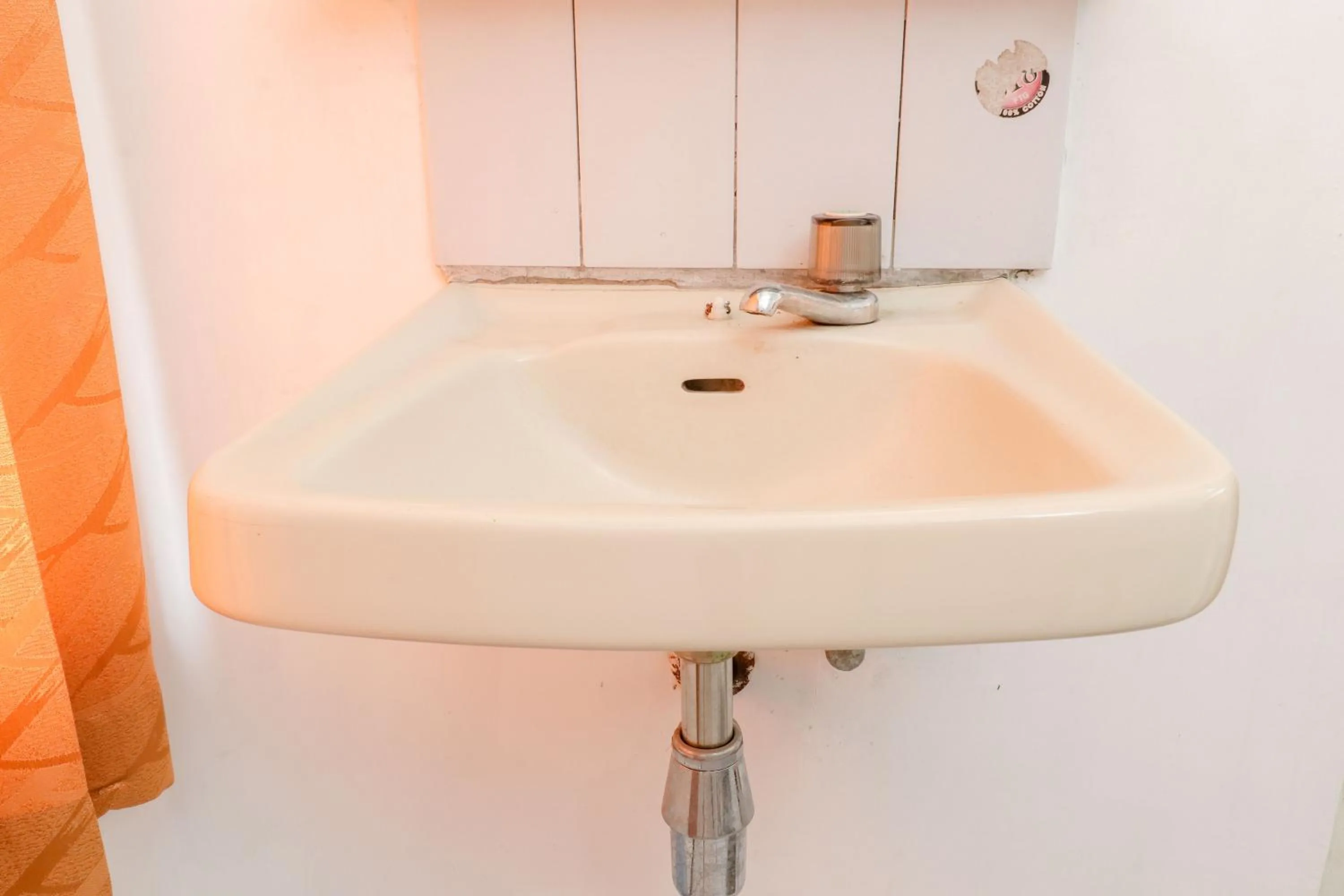 Bathroom in Satriafi Hotel