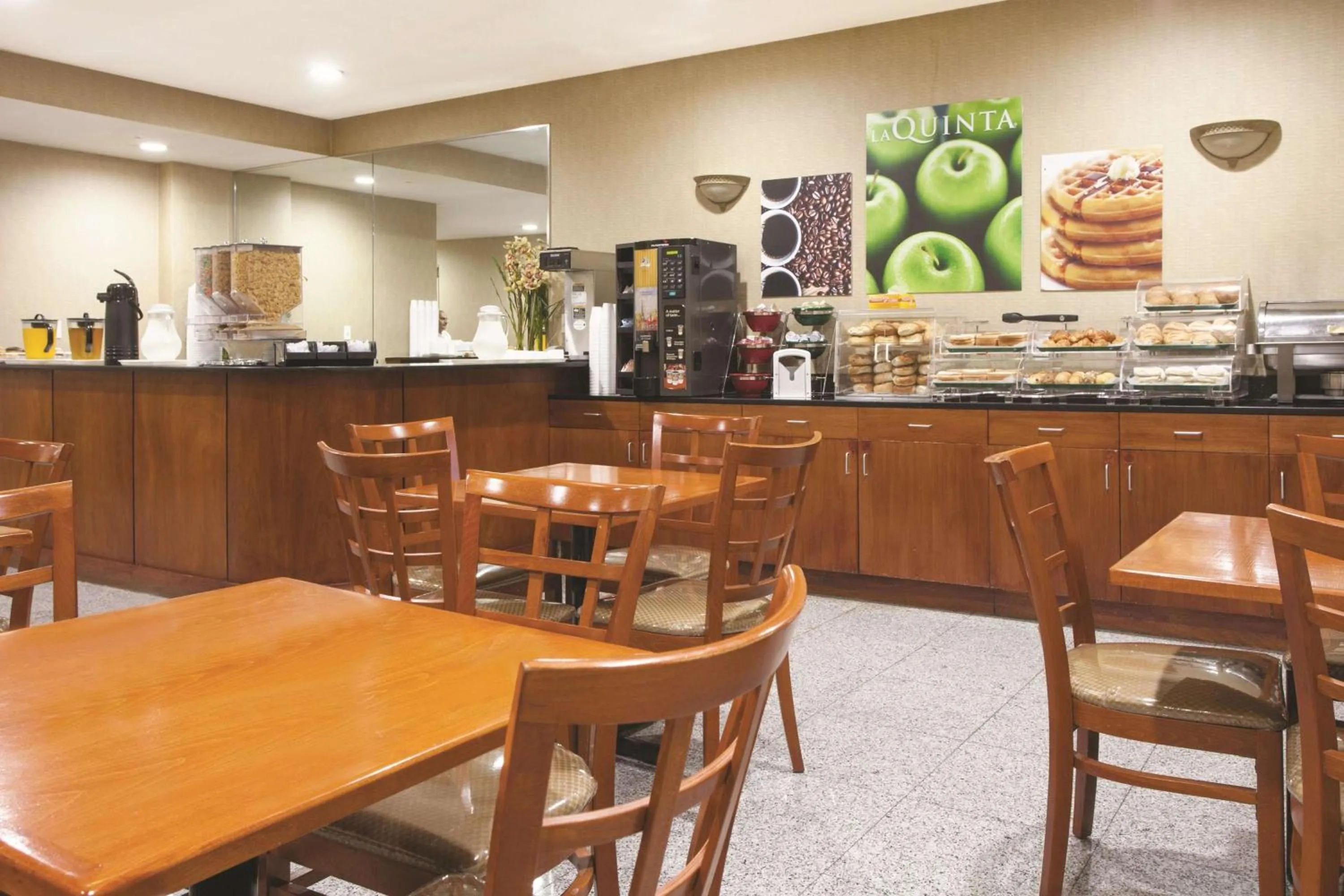 Restaurant/Places to Eat in La Quinta Inn by Wyndham Queens (New York City)