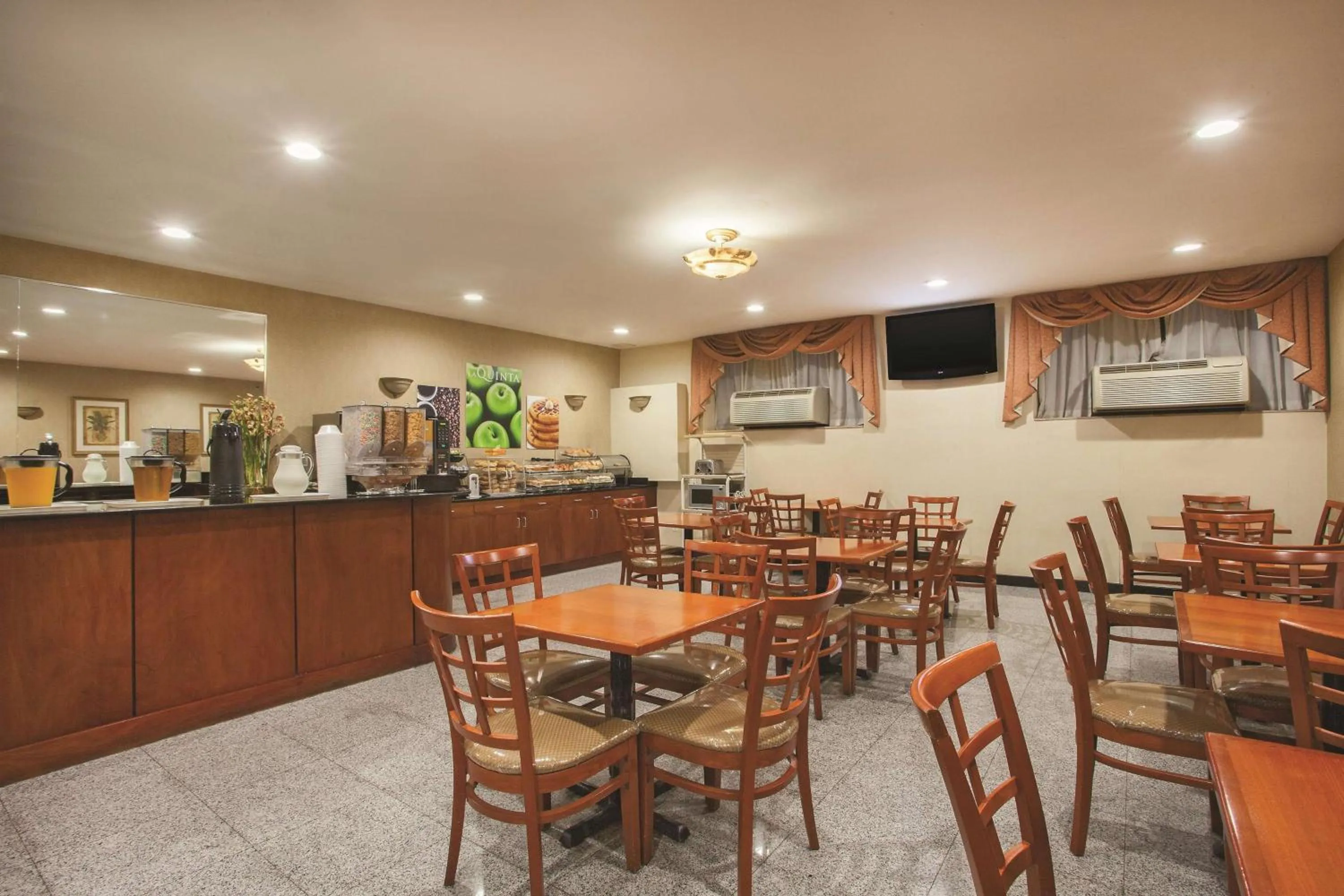 Restaurant/Places to Eat in La Quinta Inn by Wyndham Queens (New York City)