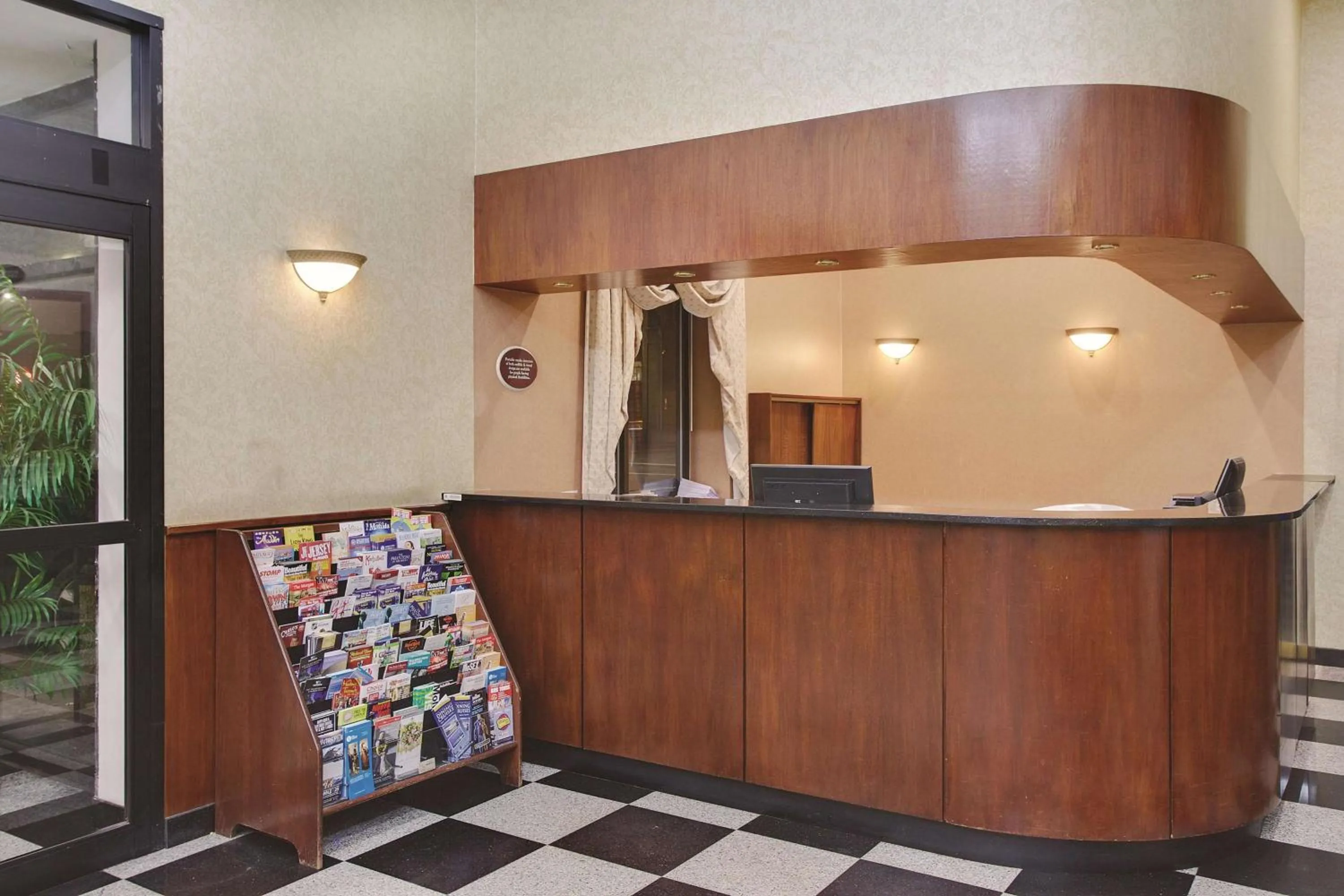 Lobby or reception, Lobby/Reception in La Quinta Inn by Wyndham Queens (New York City)