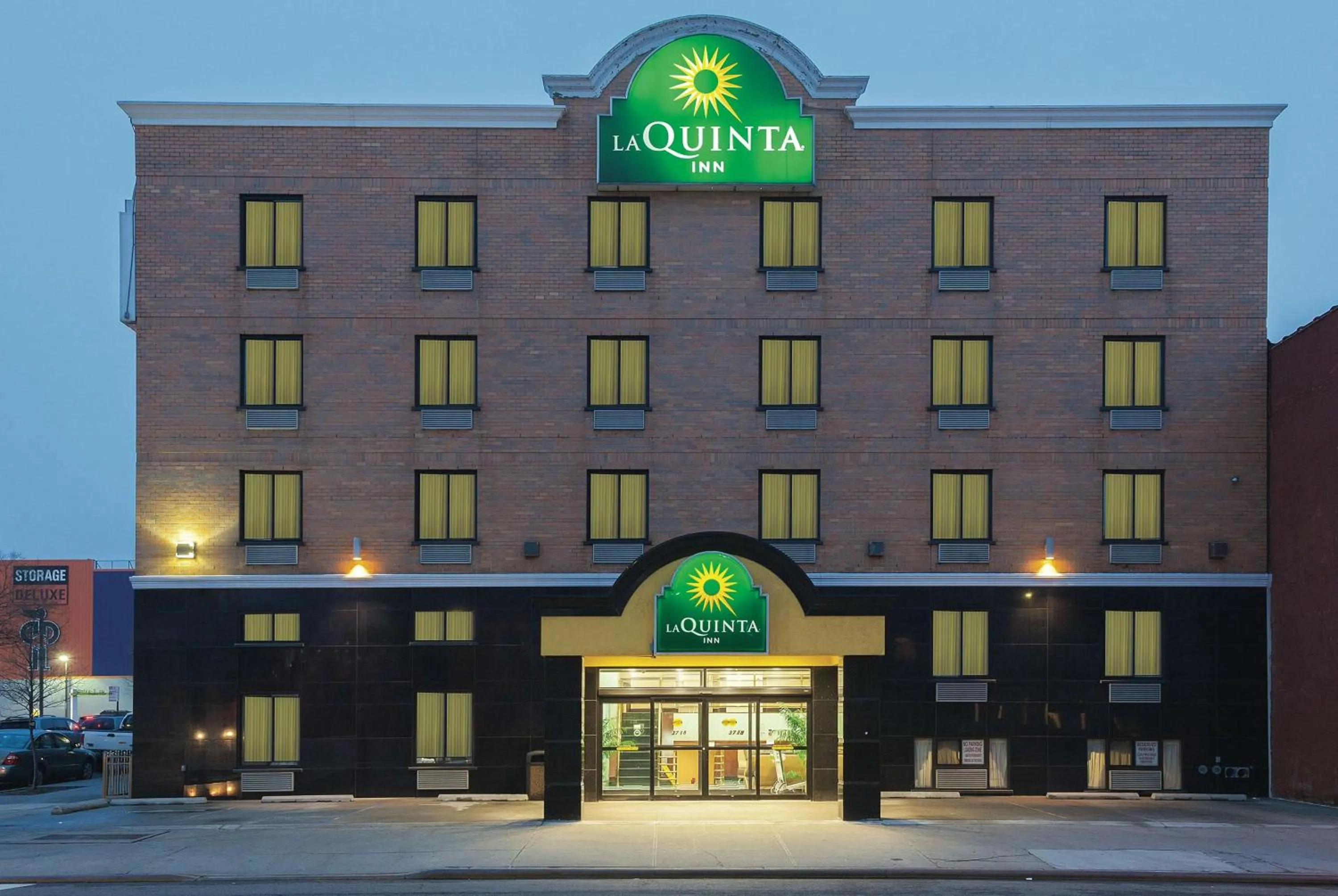 Property building in La Quinta Inn by Wyndham Queens (New York City)