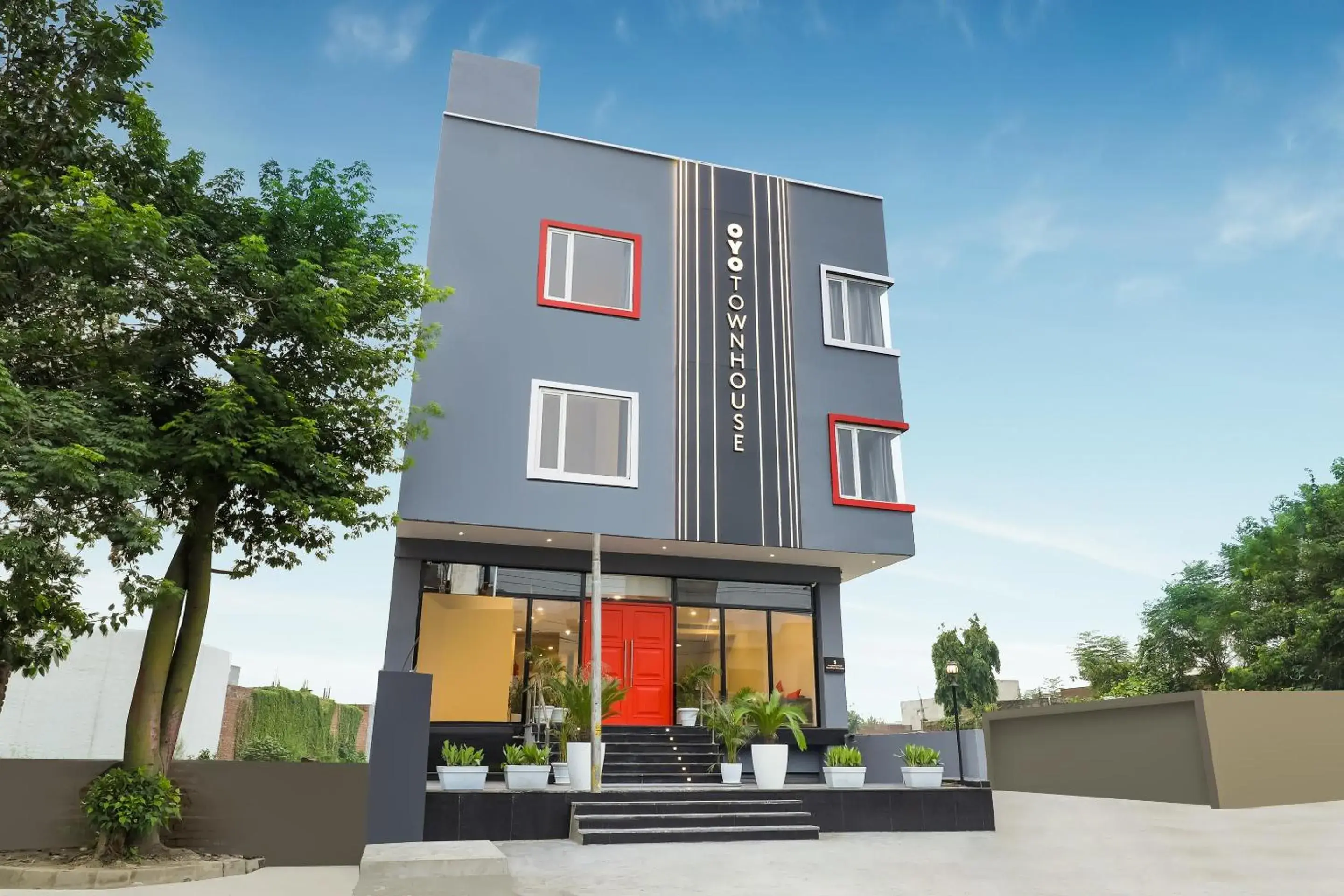 Facade/entrance in Super Townhouse Golden Avenue Road Facade/entrance in Super Townhouse Golden Avenue Road