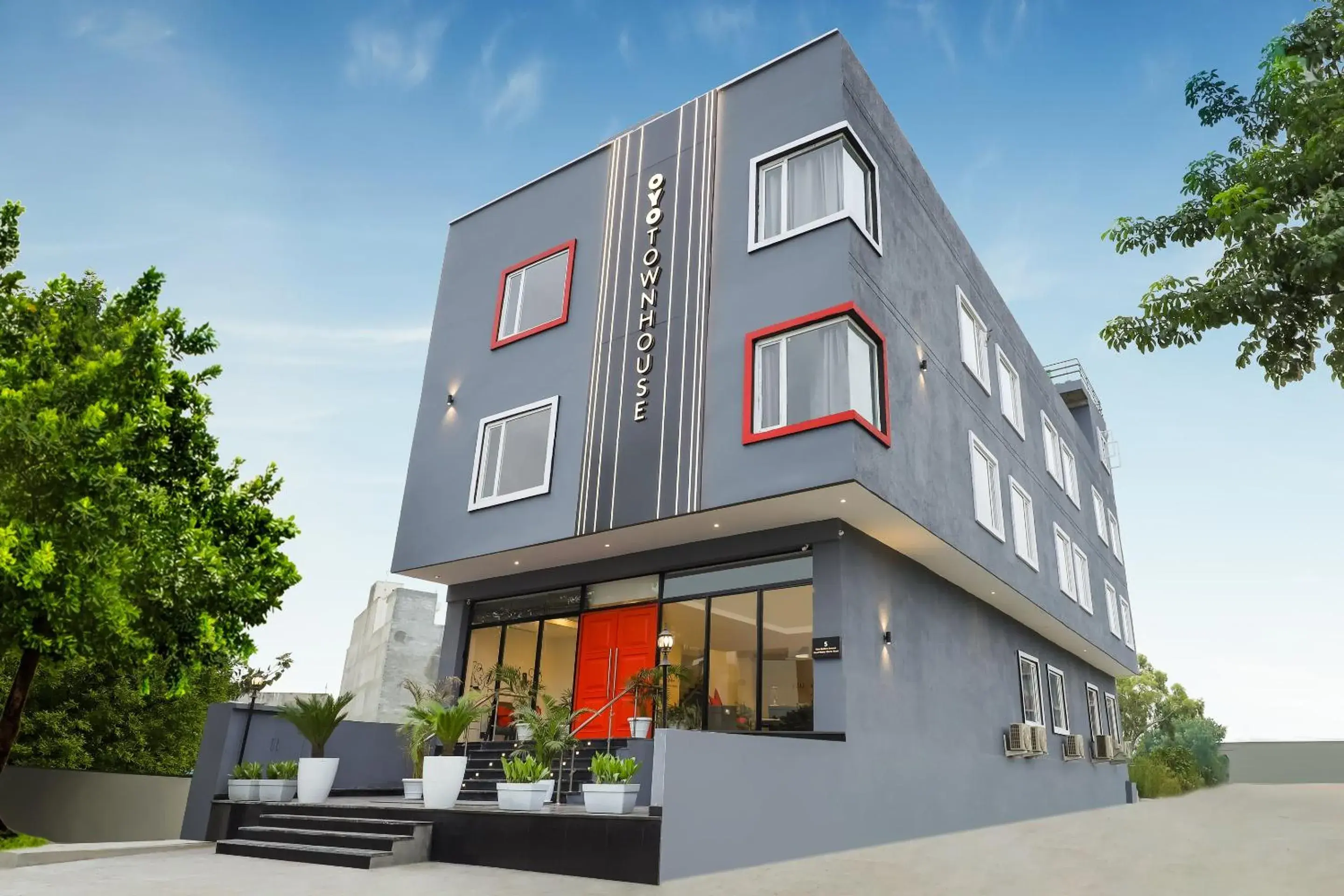 Facade/entrance in Super Townhouse Golden Avenue Road Facade/entrance in Super Townhouse Golden Avenue Road