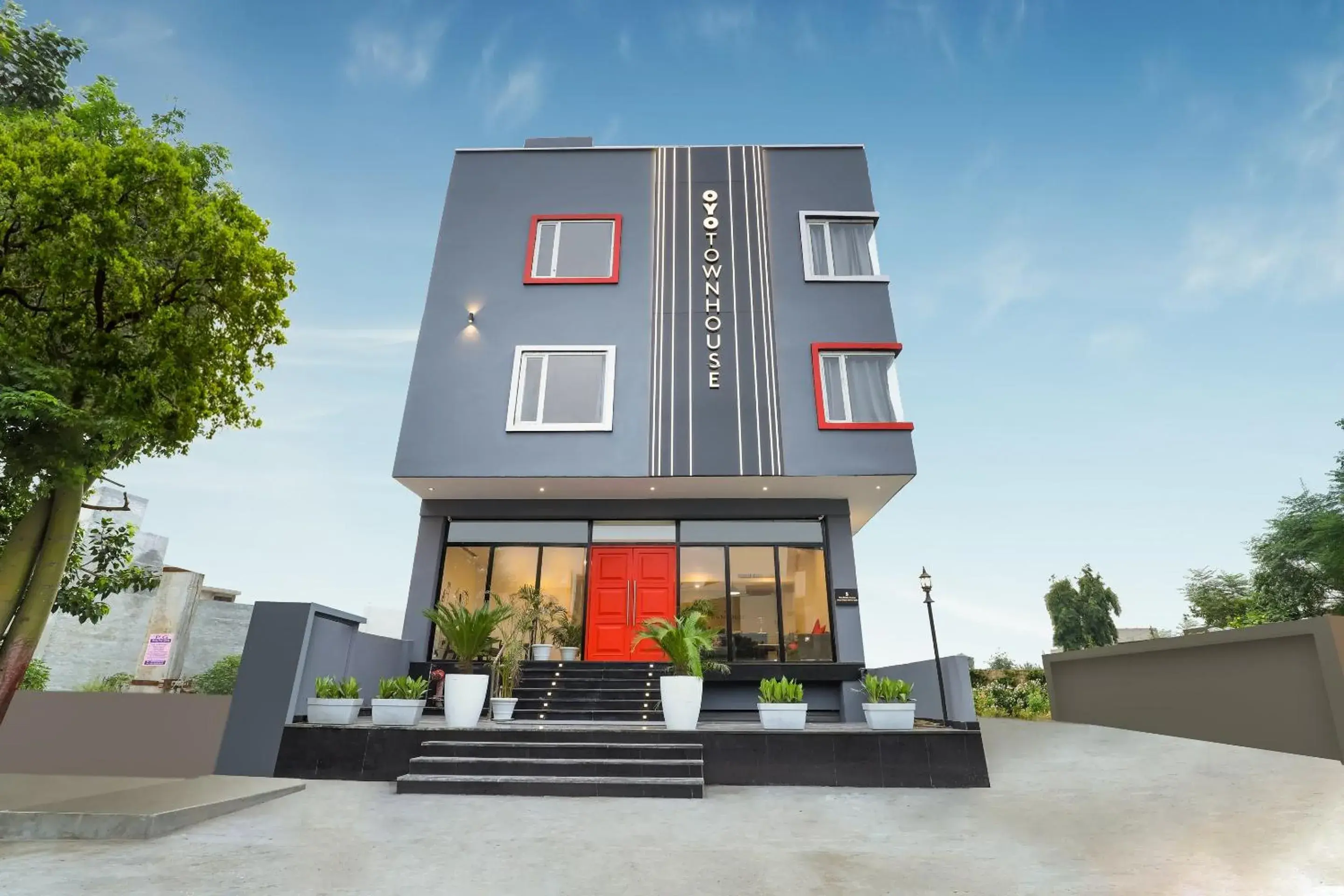 Facade/entrance in Super Townhouse Golden Avenue Road Facade/entrance in Super Townhouse Golden Avenue Road