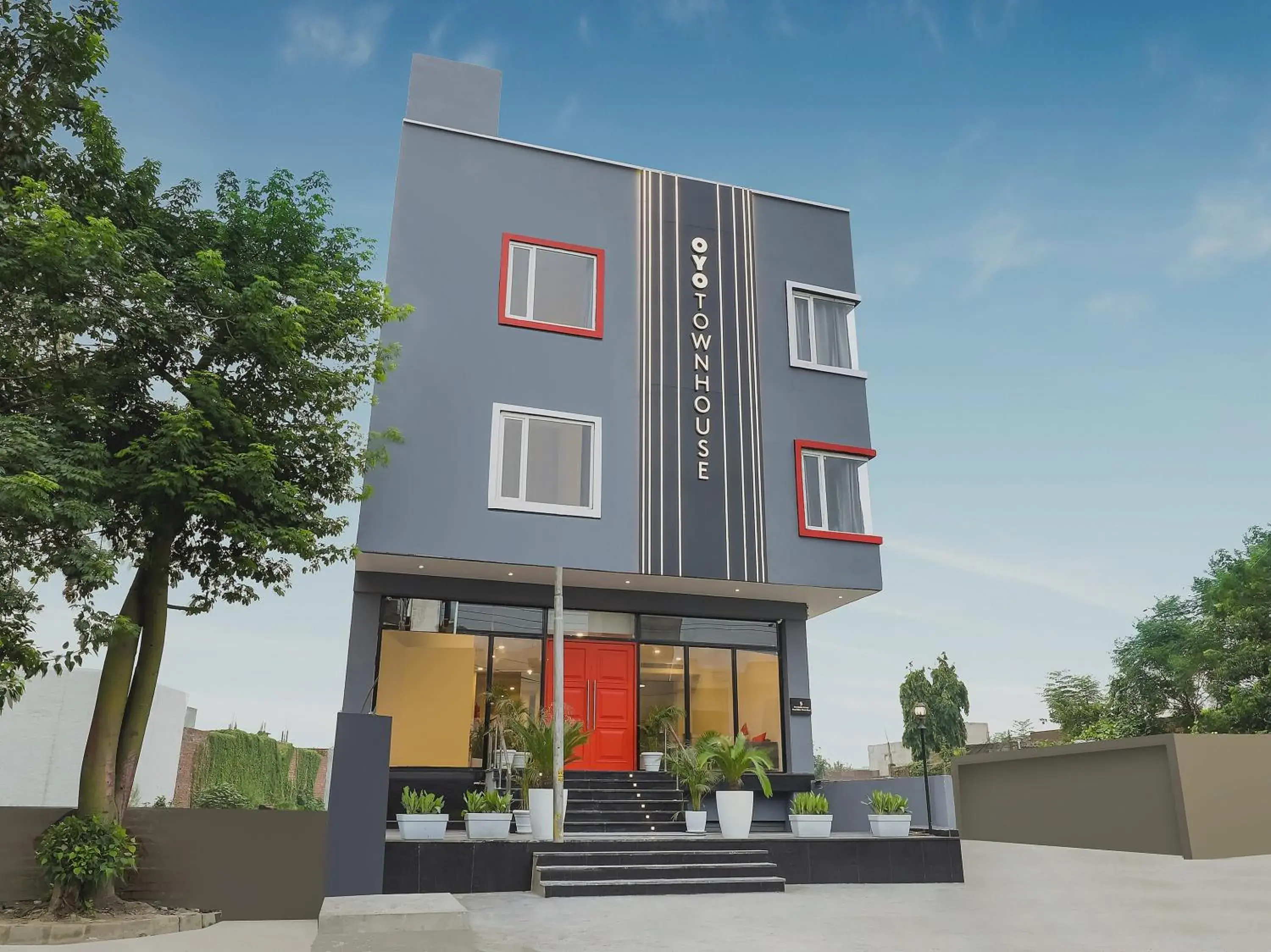 Facade/entrance in Super Townhouse Golden Avenue Road Facade/entrance in Super Townhouse Golden Avenue Road