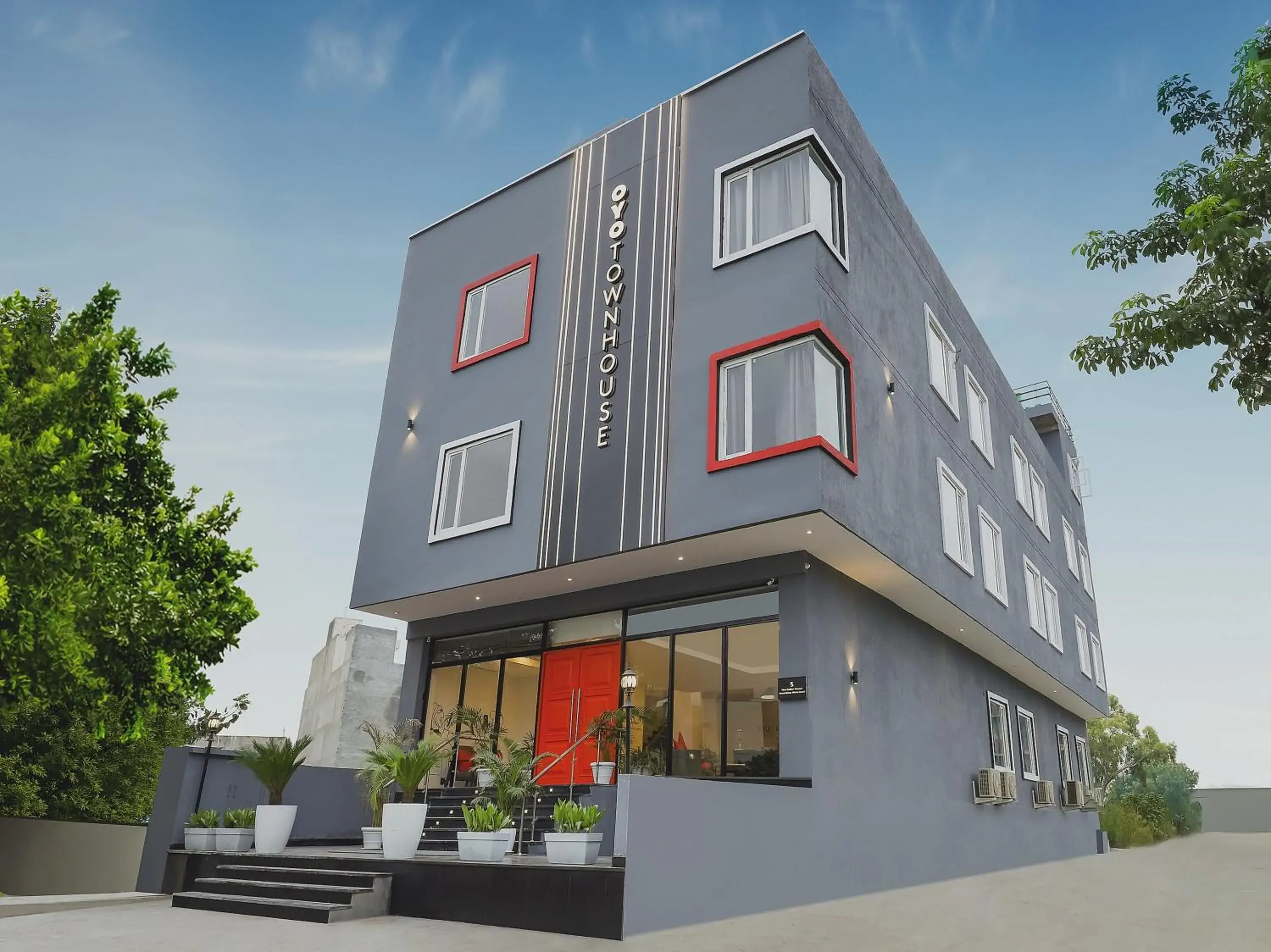 Facade/entrance in Super Townhouse Golden Avenue Road Facade/entrance in Super Townhouse Golden Avenue Road