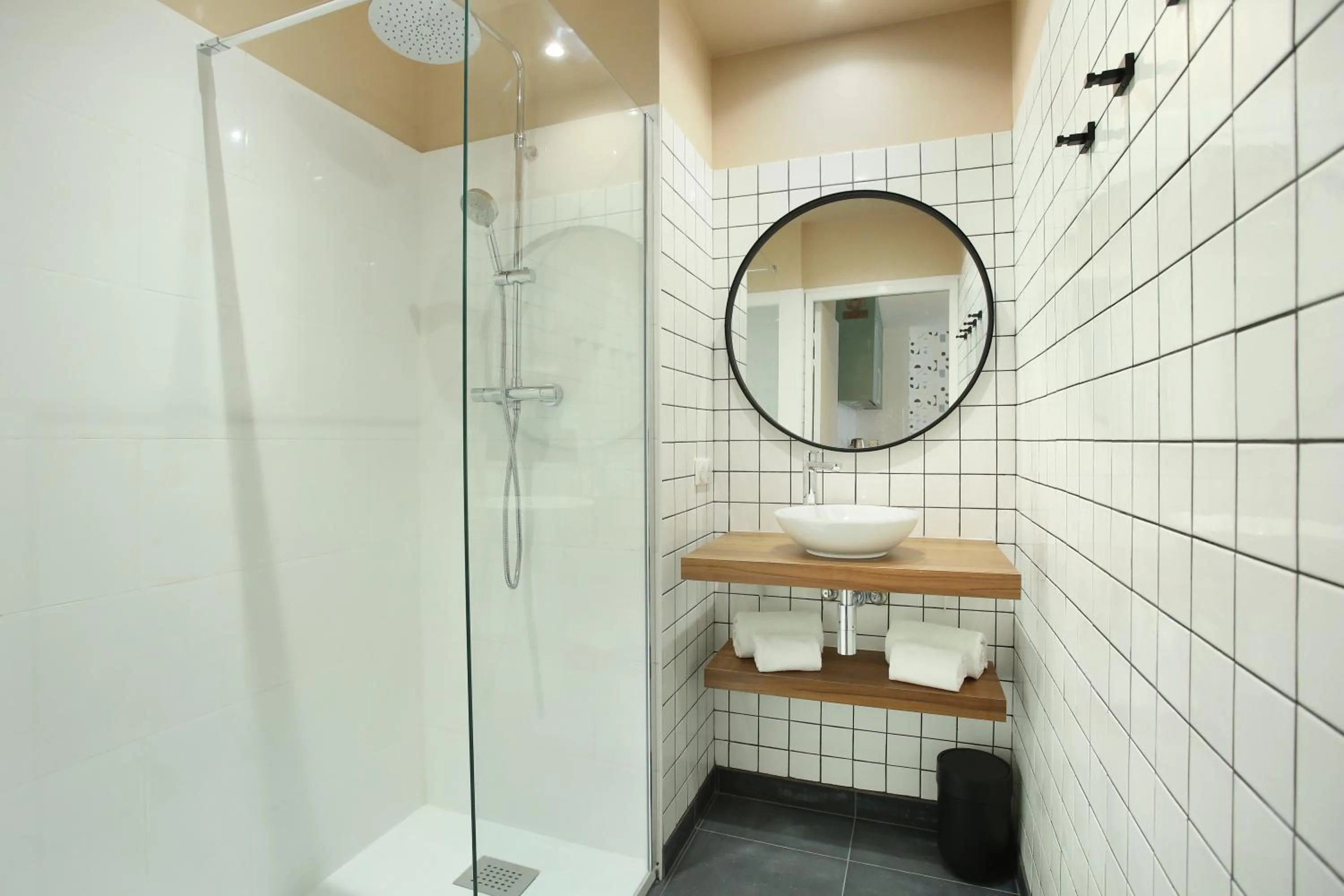 Shower in YAYS Paris Issy by Numa