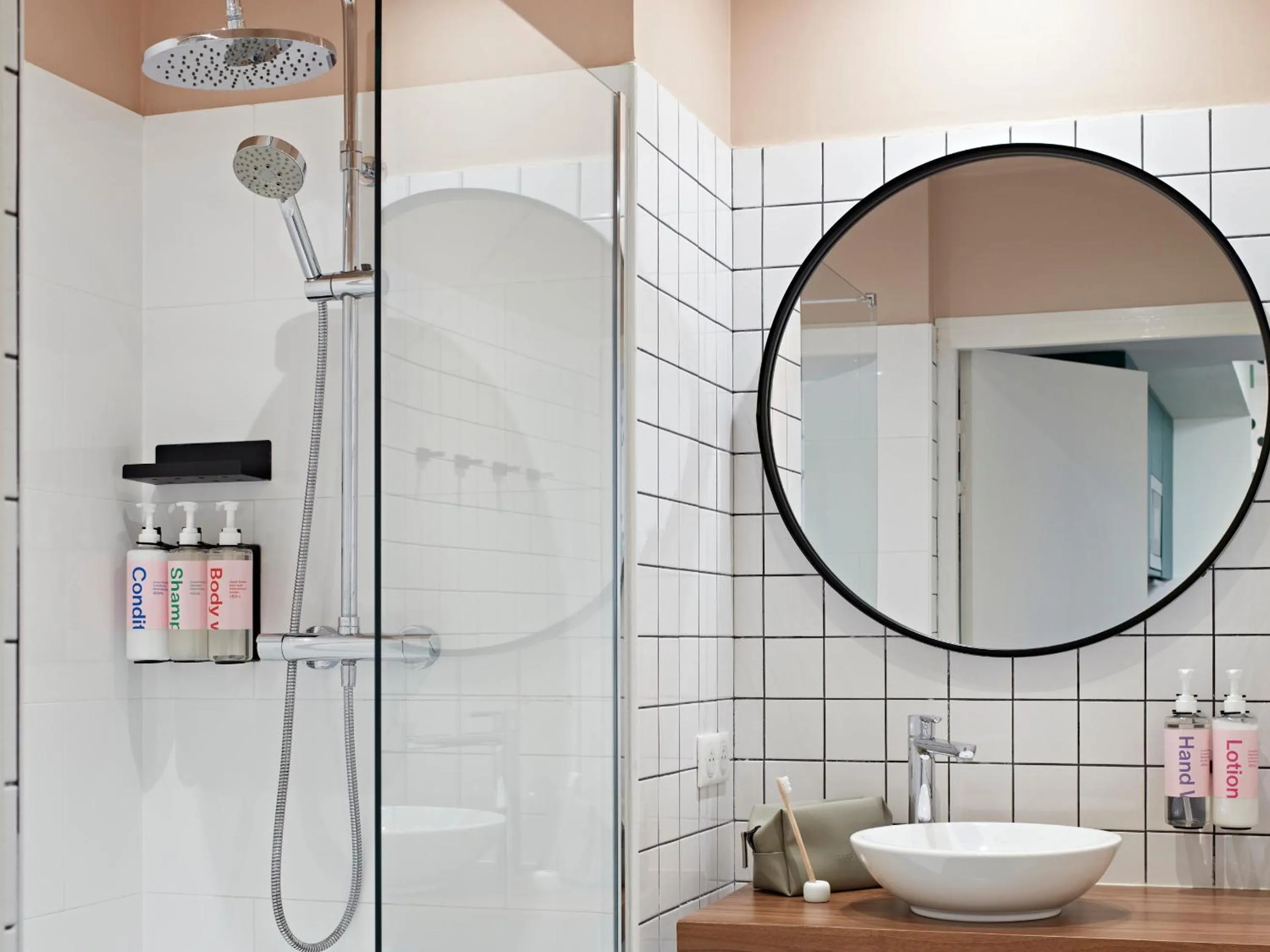 Shower in YAYS Paris Issy by Numa