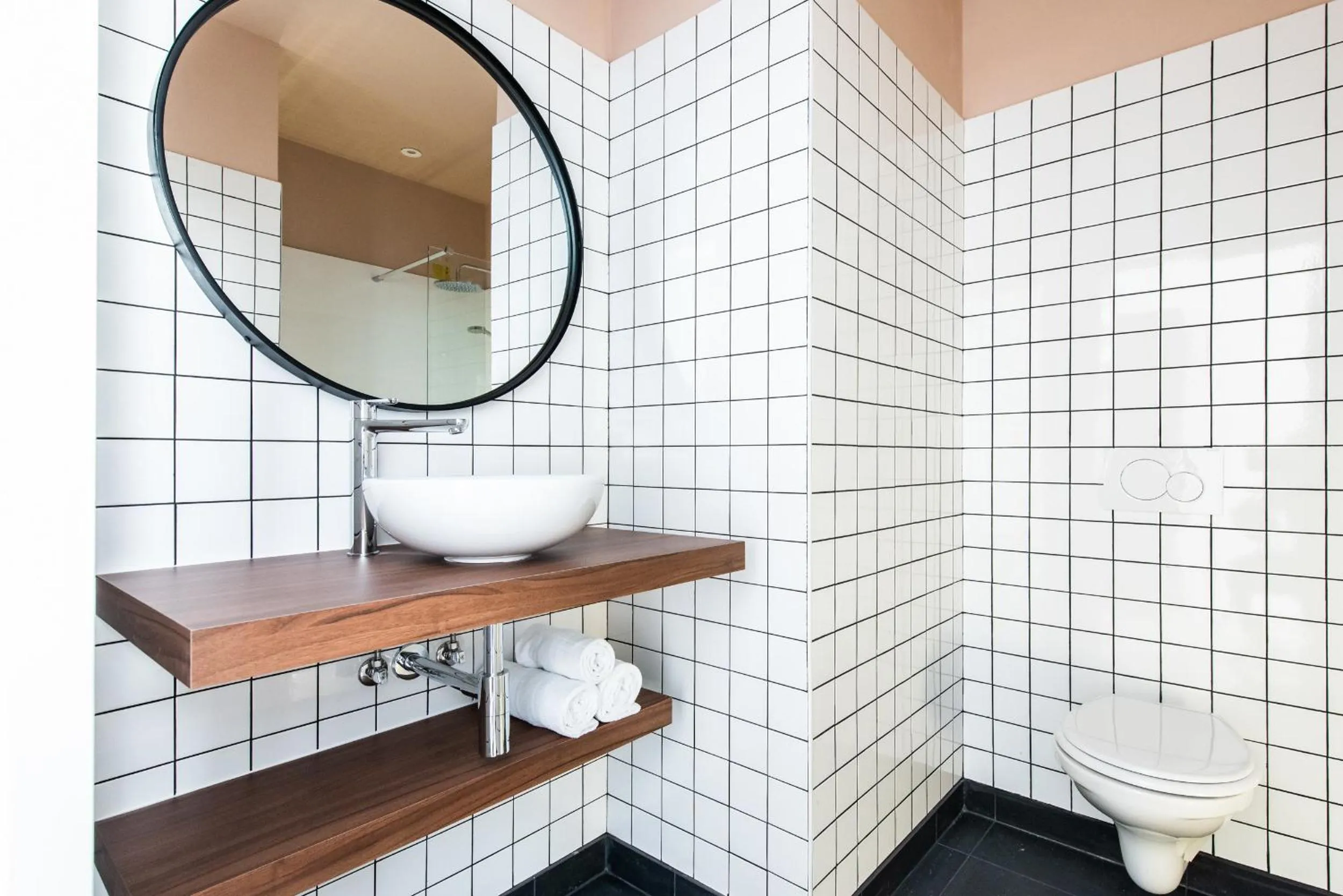 Toilet in YAYS Paris Issy by Numa