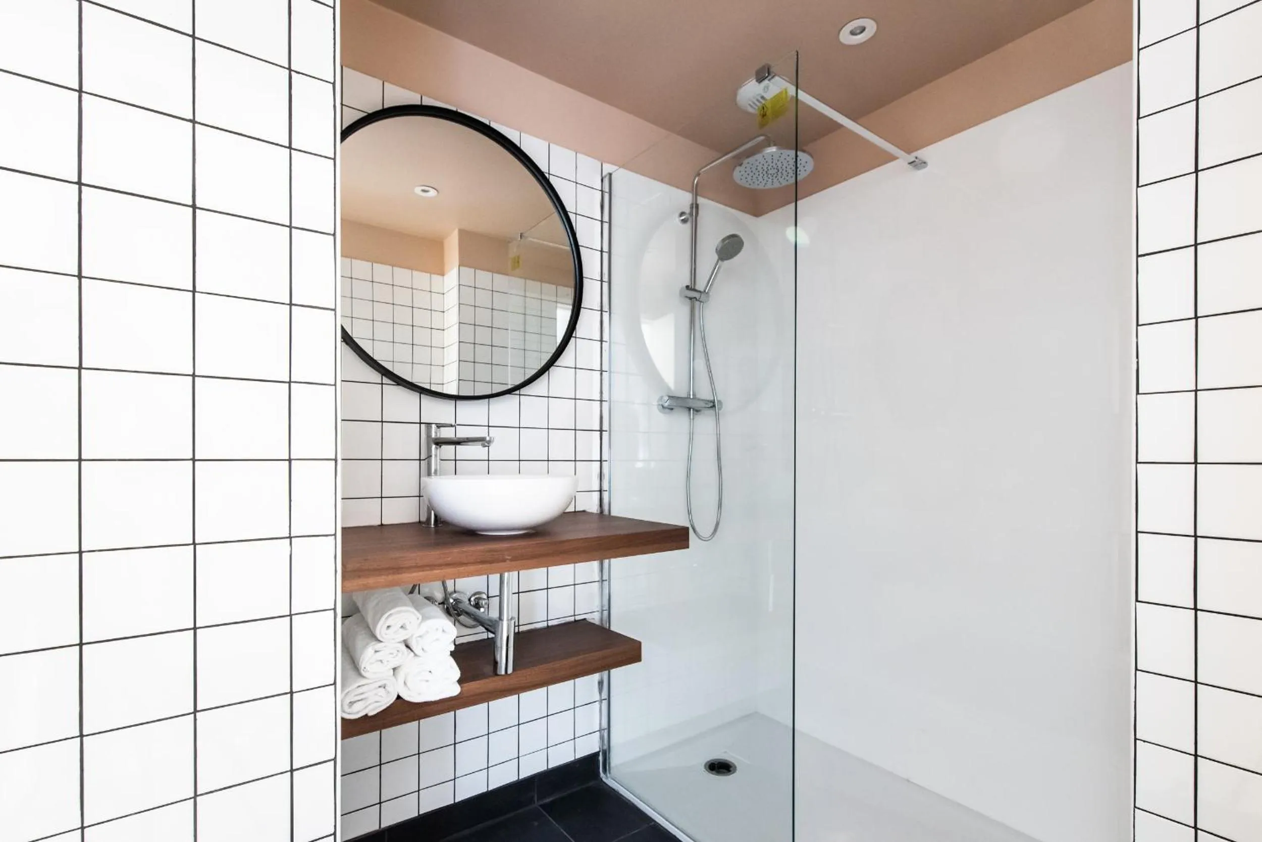 Shower in YAYS Paris Issy by Numa