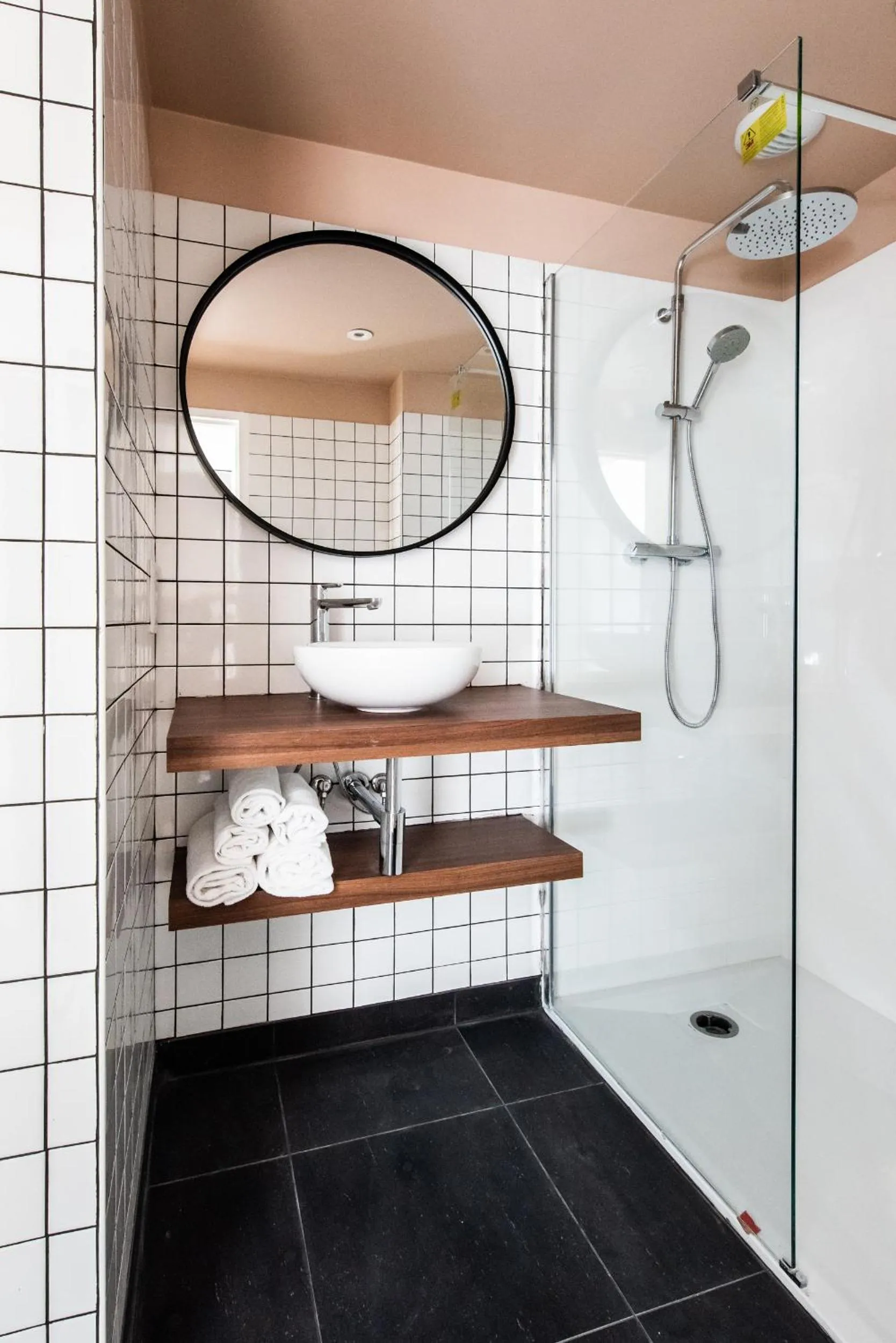 Shower in YAYS Paris Issy by Numa